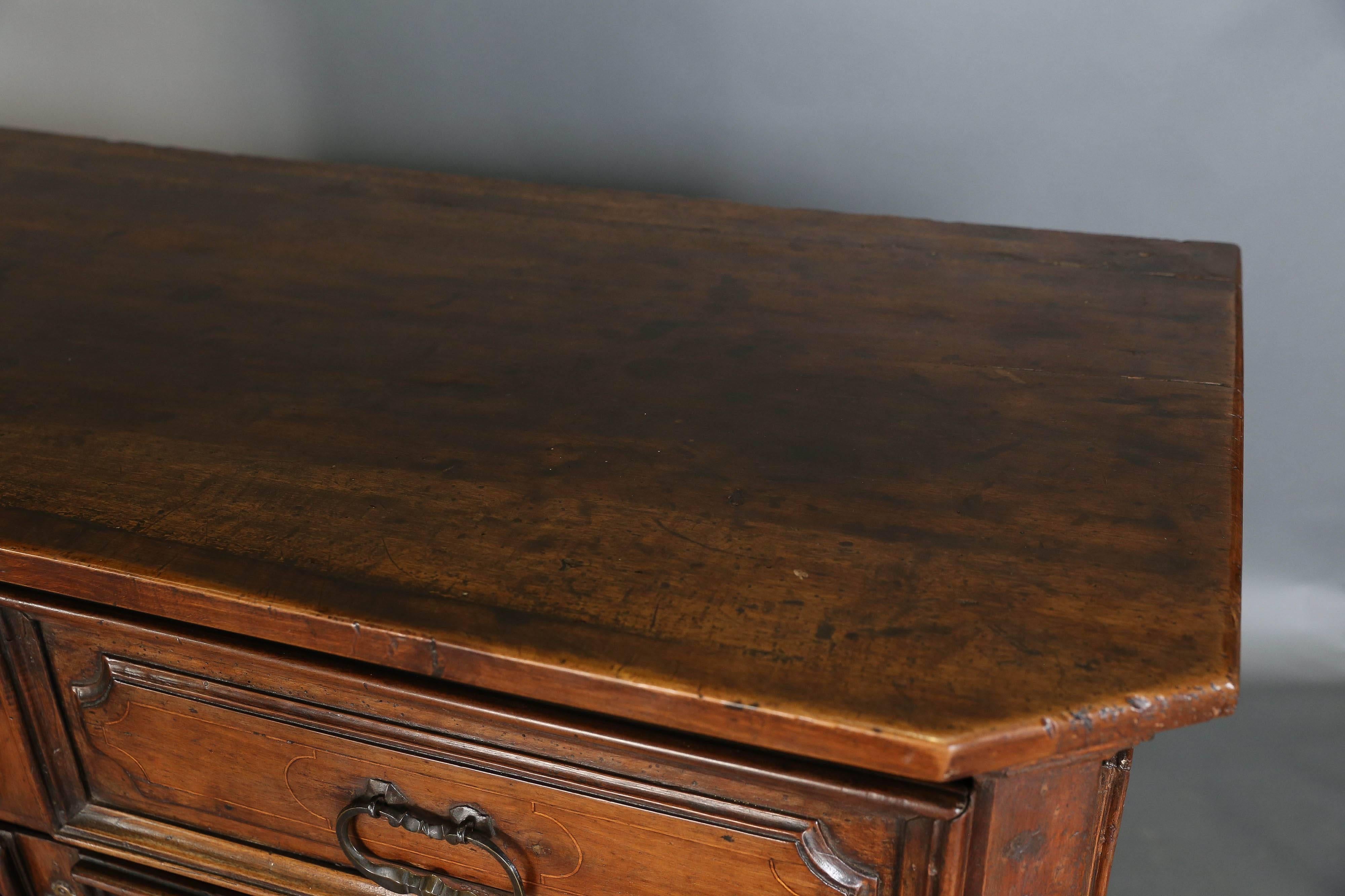 Antique 18th Century Italian Walnut Chest of Drawers For Sale 2