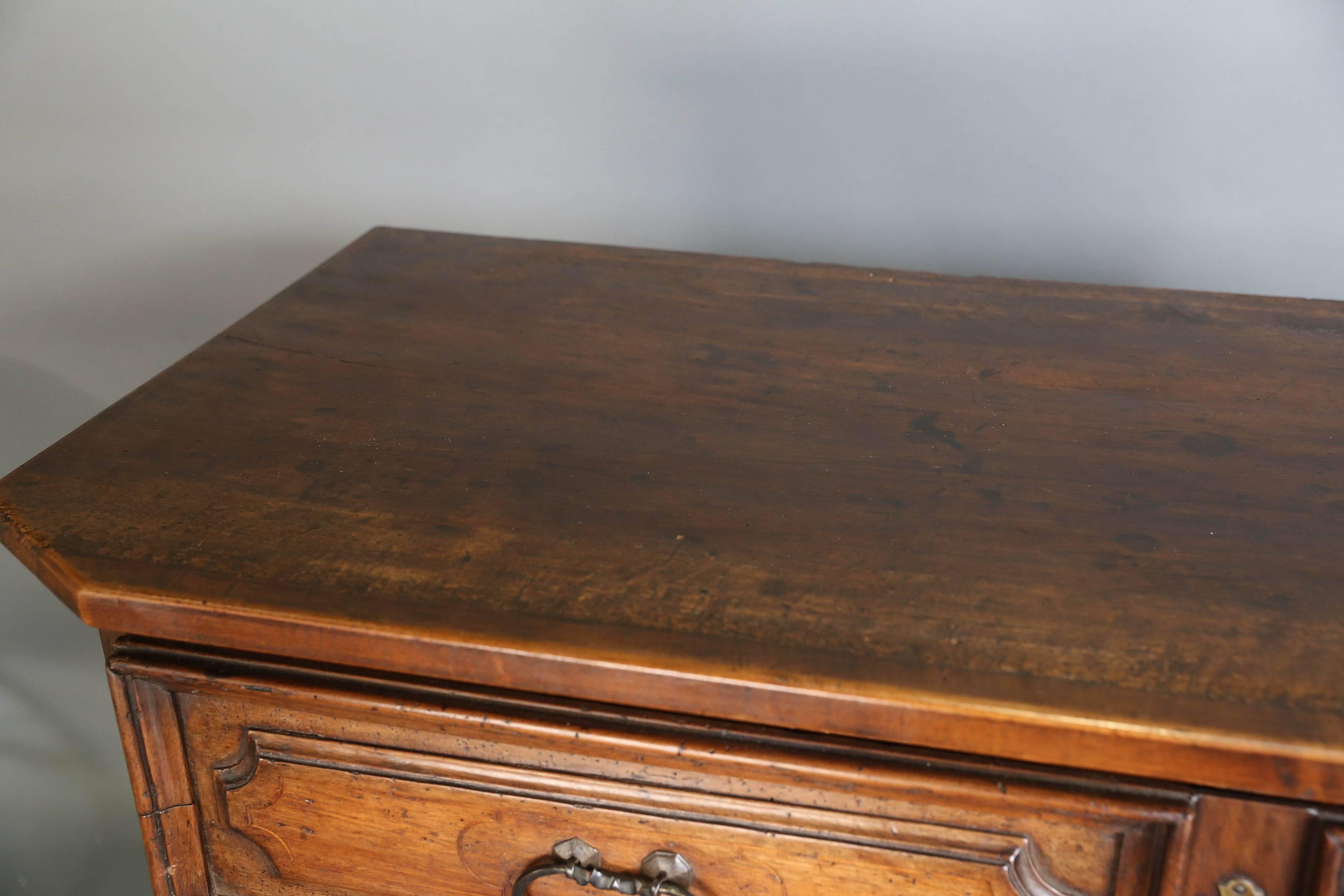 Antique 18th Century Italian Walnut Chest of Drawers For Sale 4