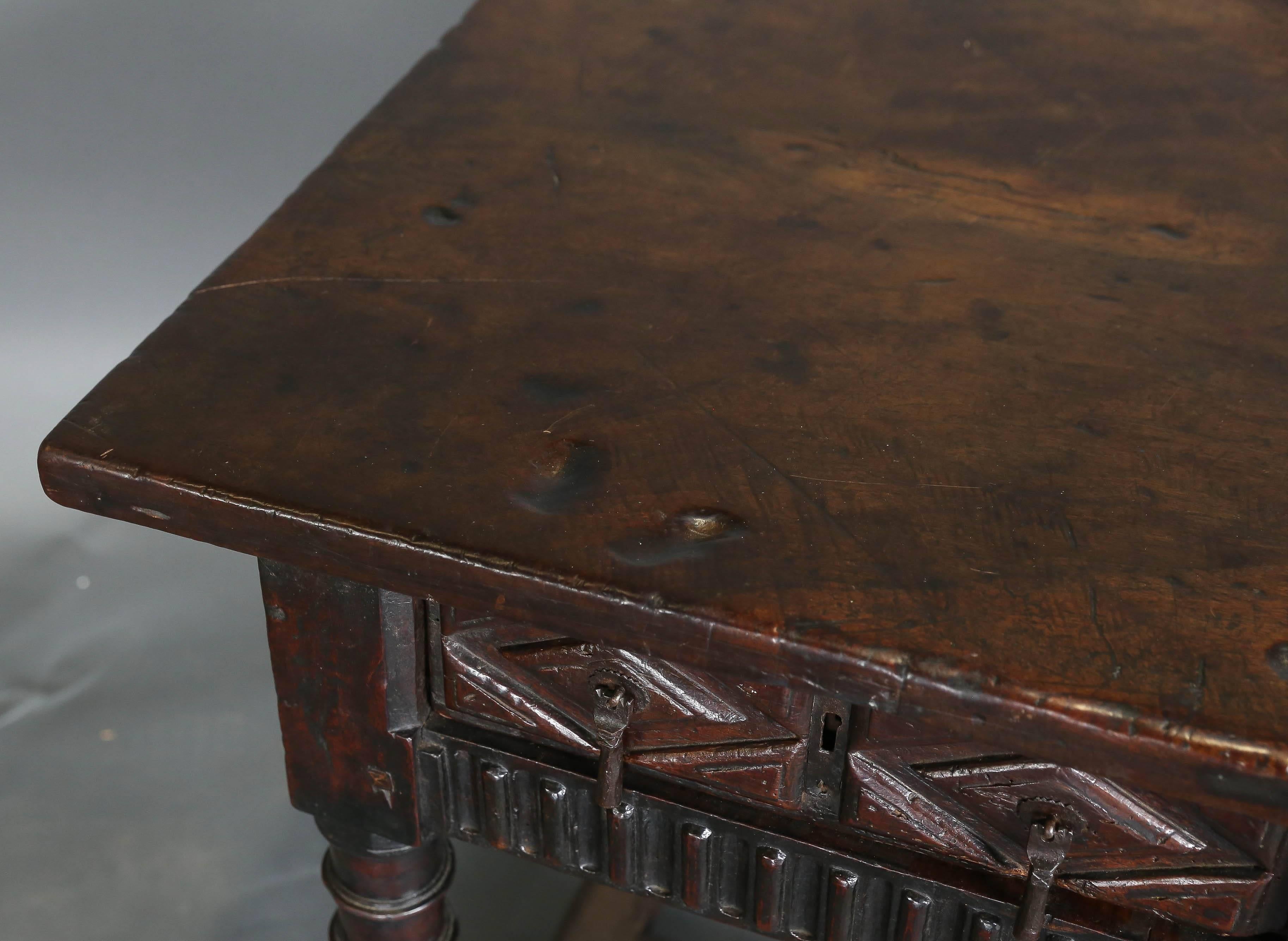 Table console espagnole ancienne du XVIIIe siècle en vente 2