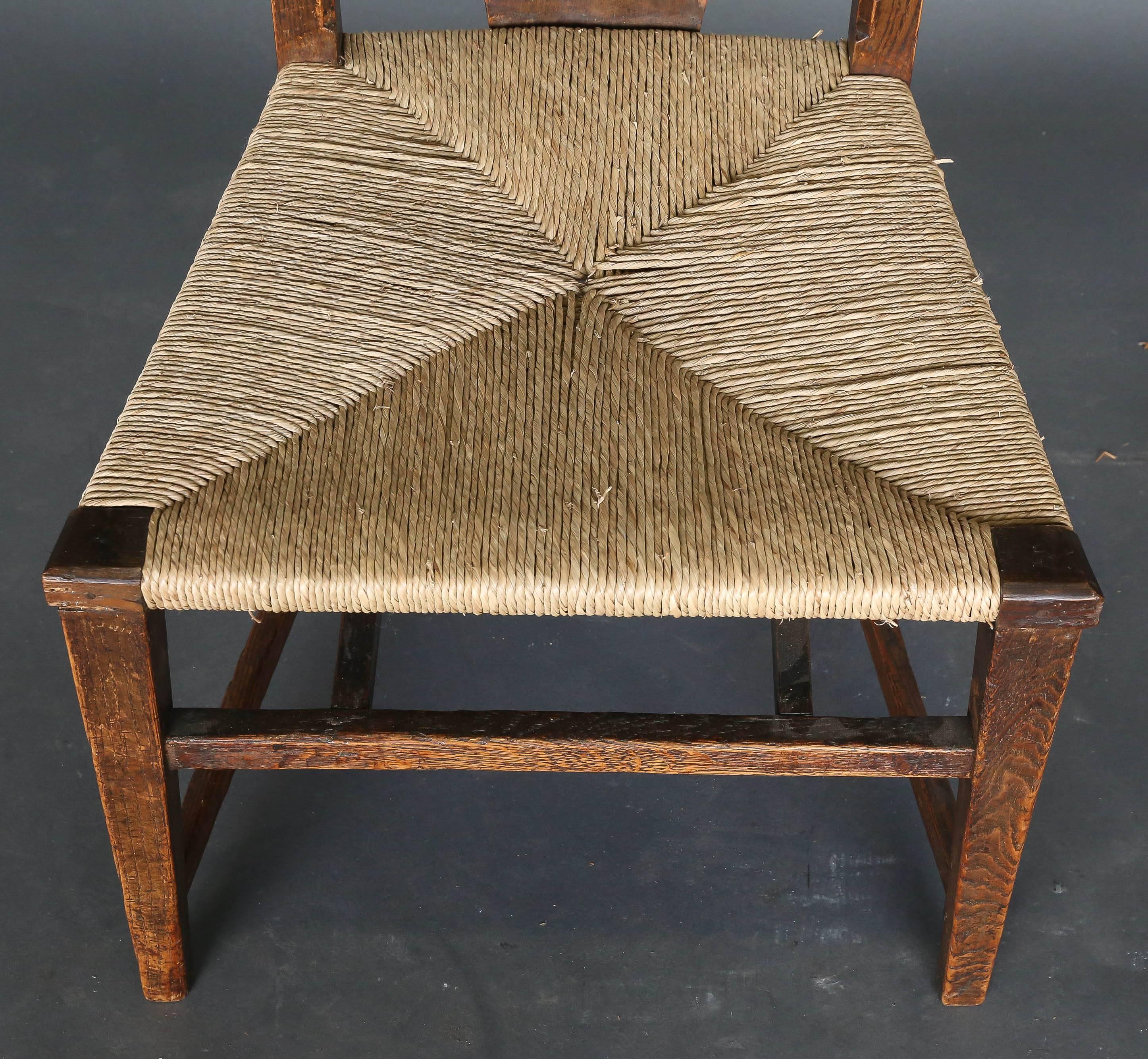 Dieses Paar Abingwood-Stühle aus Eschenholz wurde 1896 von George Walton in Zusammenarbeit mit Charles Rennie Mackintosh entworfen und verwendet.   für das Billardzimmer von Miss Cranston's tea rooms in der Buchanan Street, Glasgow.

Walton entwarf