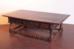 Grande table basse espagnole du 18ème siècle en châtaignier sculptée à la main avec trois tiroirs