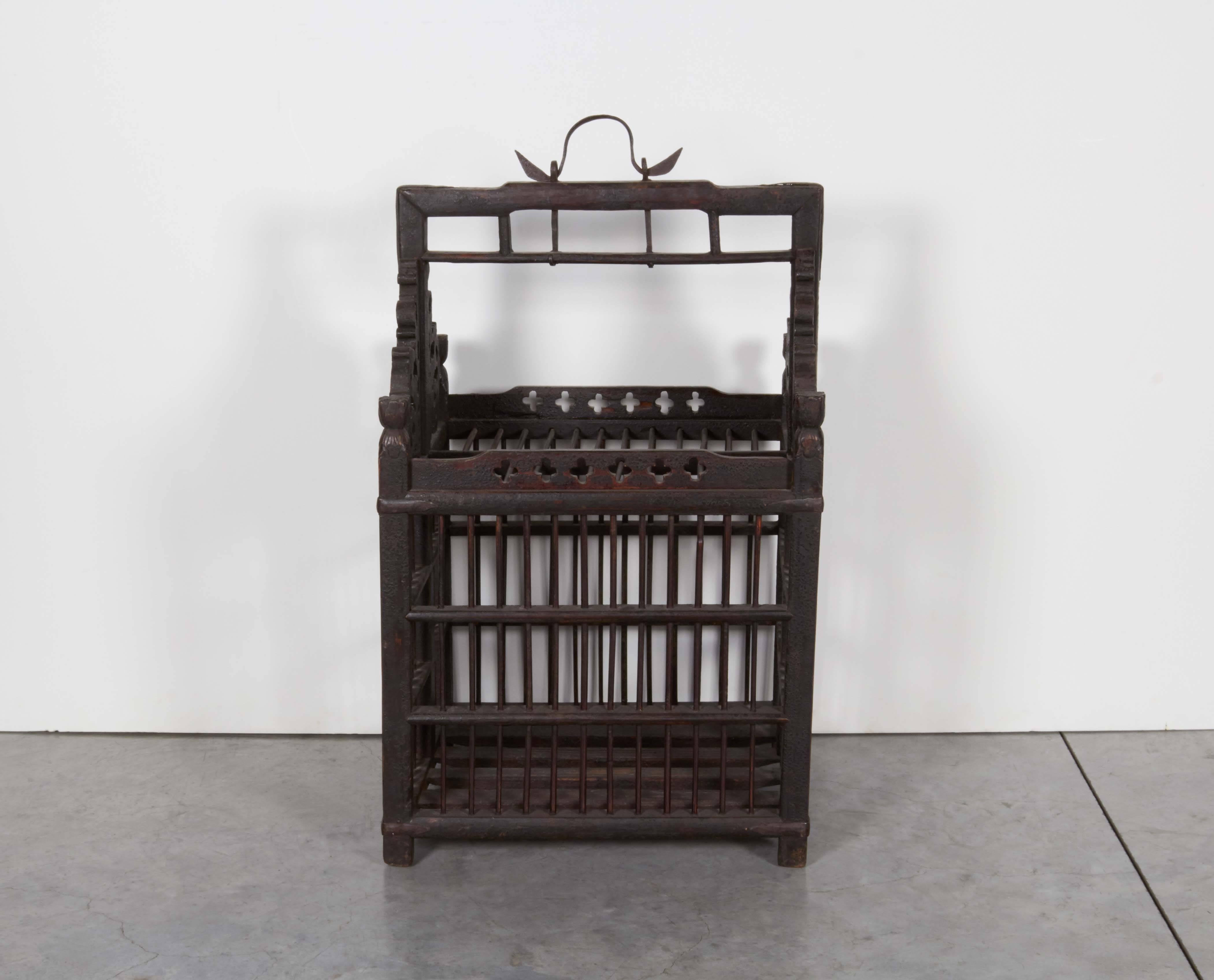 Una jaula china del siglo XIX cuidadosamente construida, con percha original de hierro forjado a mano. De la provincia de Shanxi, hacia 1880.
M739.