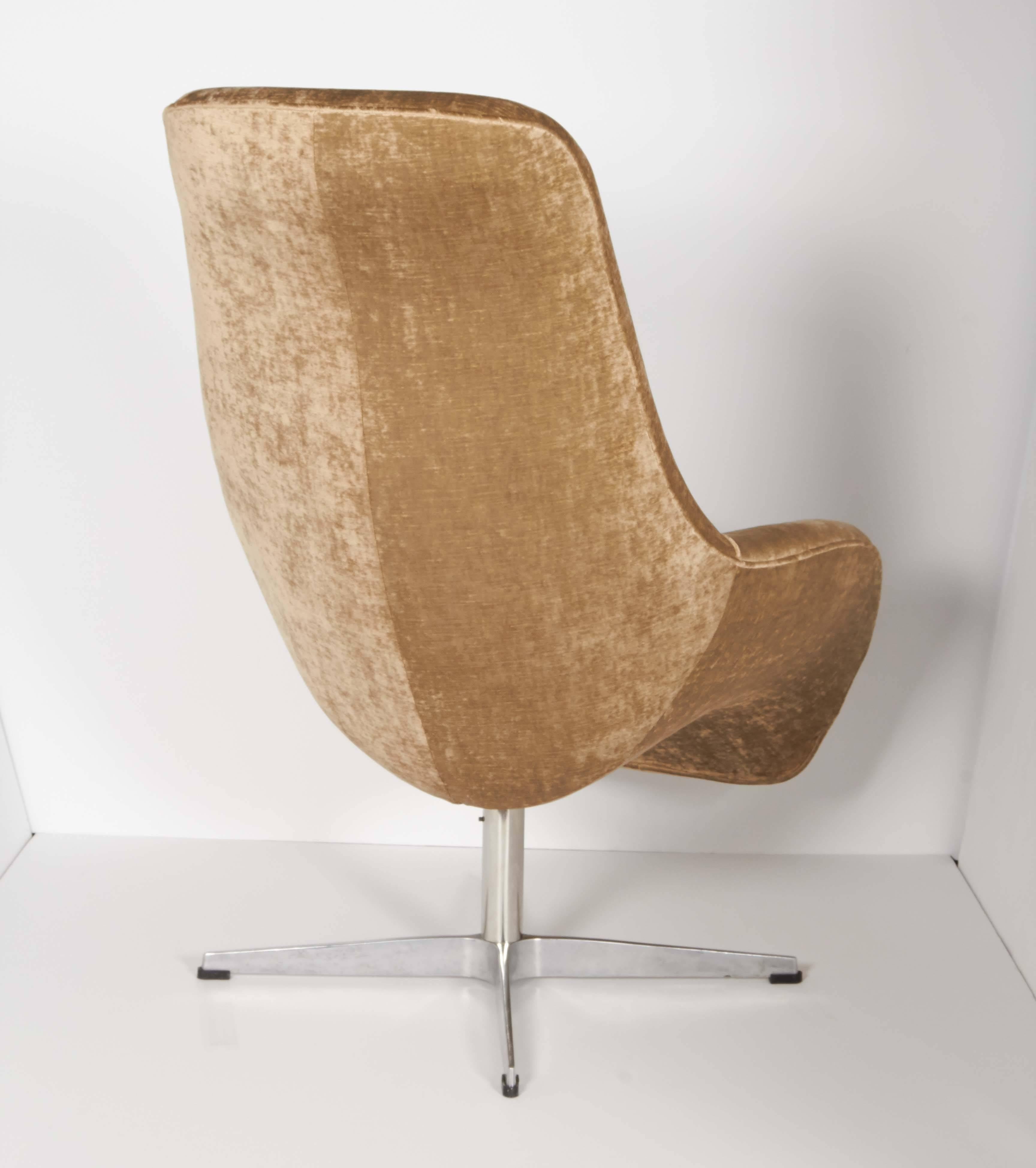 Polished Mid-Century Swivel Lounge Chair in Taupe Velvet Attributed to H.W. Klein