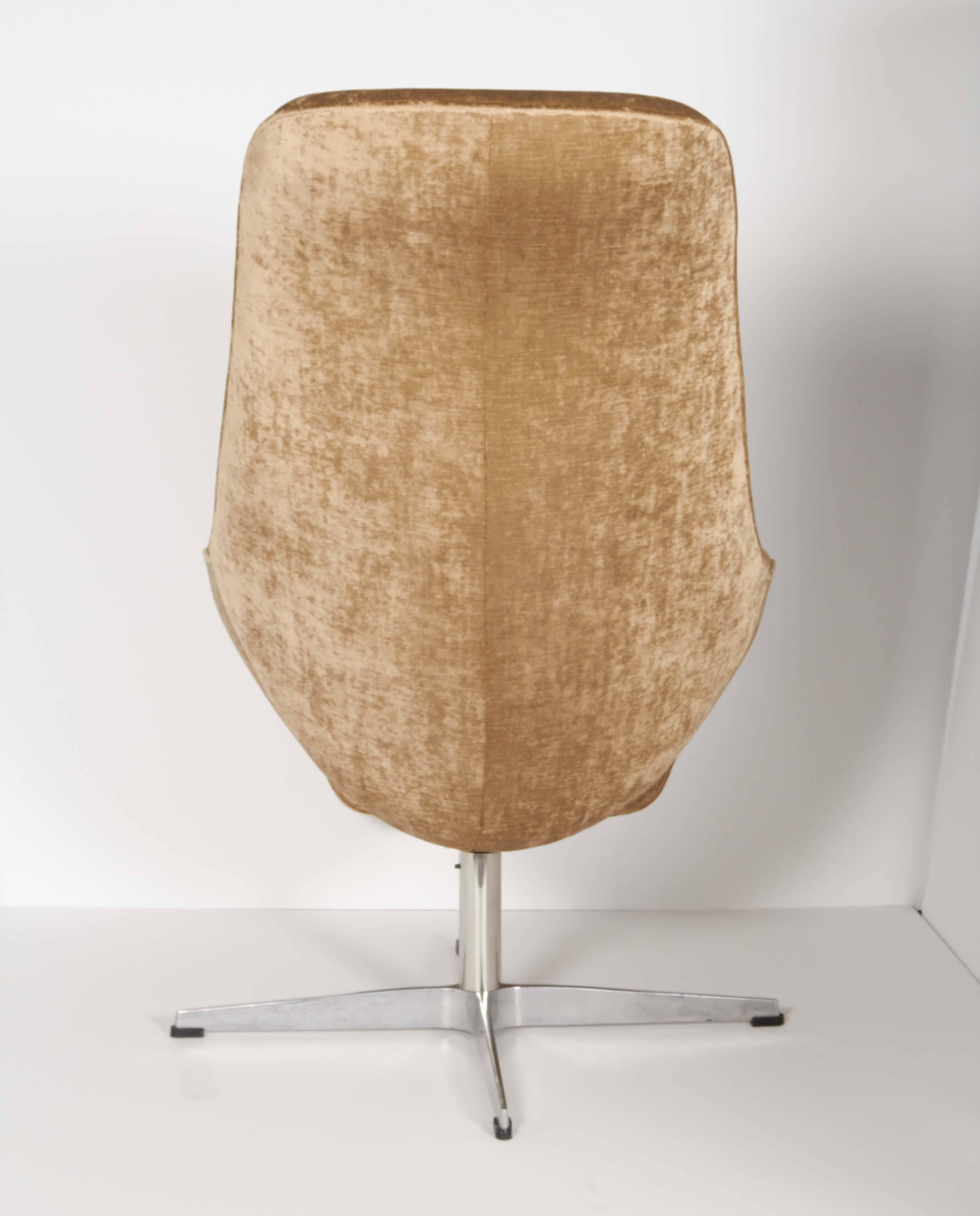 Mid-Century Swivel Lounge Chair in Taupe Velvet Attributed to H.W. Klein In Excellent Condition In Fort Lauderdale, FL