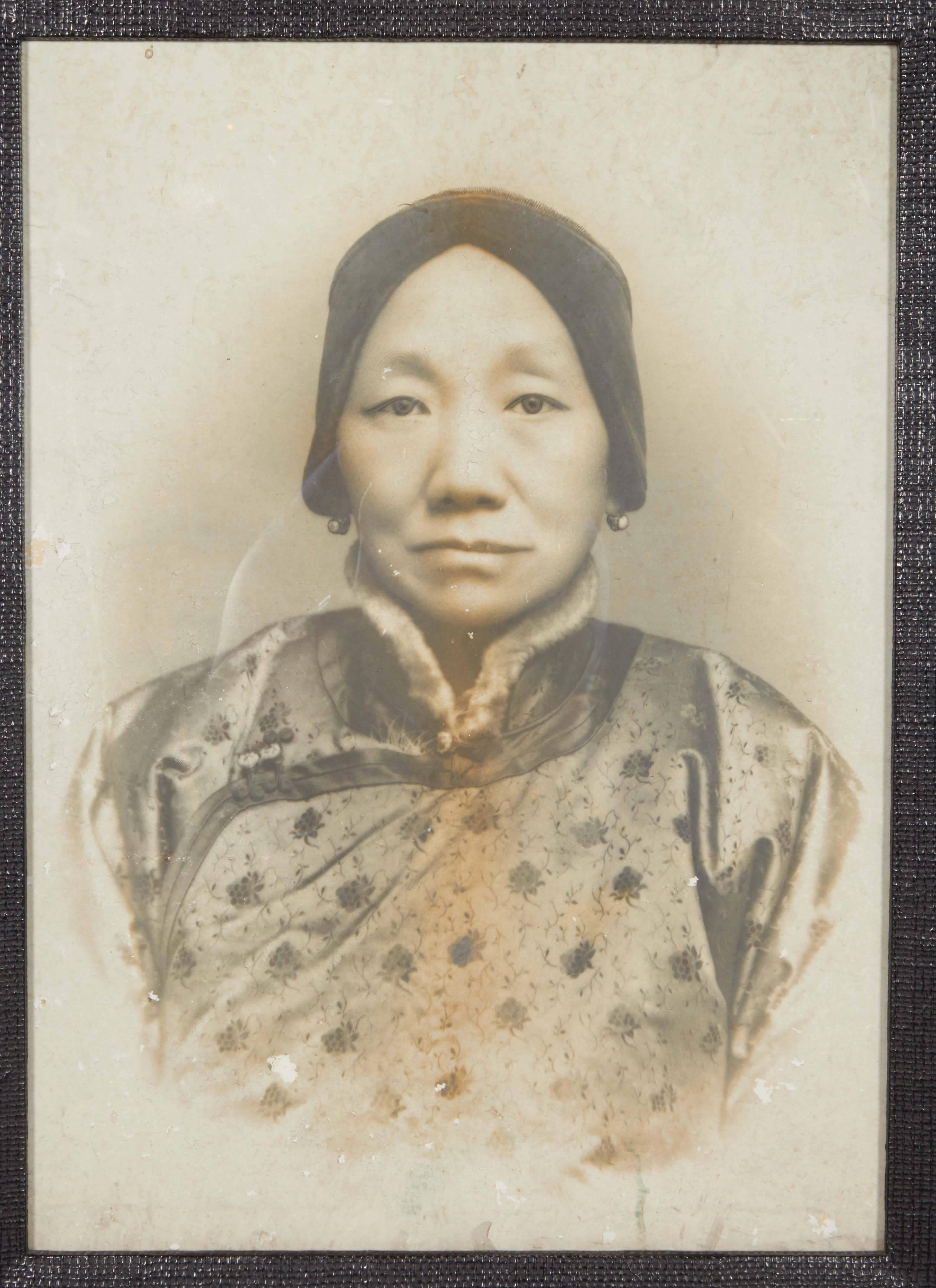 Large-Scale Antique Chinese Ancestor Photograph In Good Condition For Sale In New York, NY