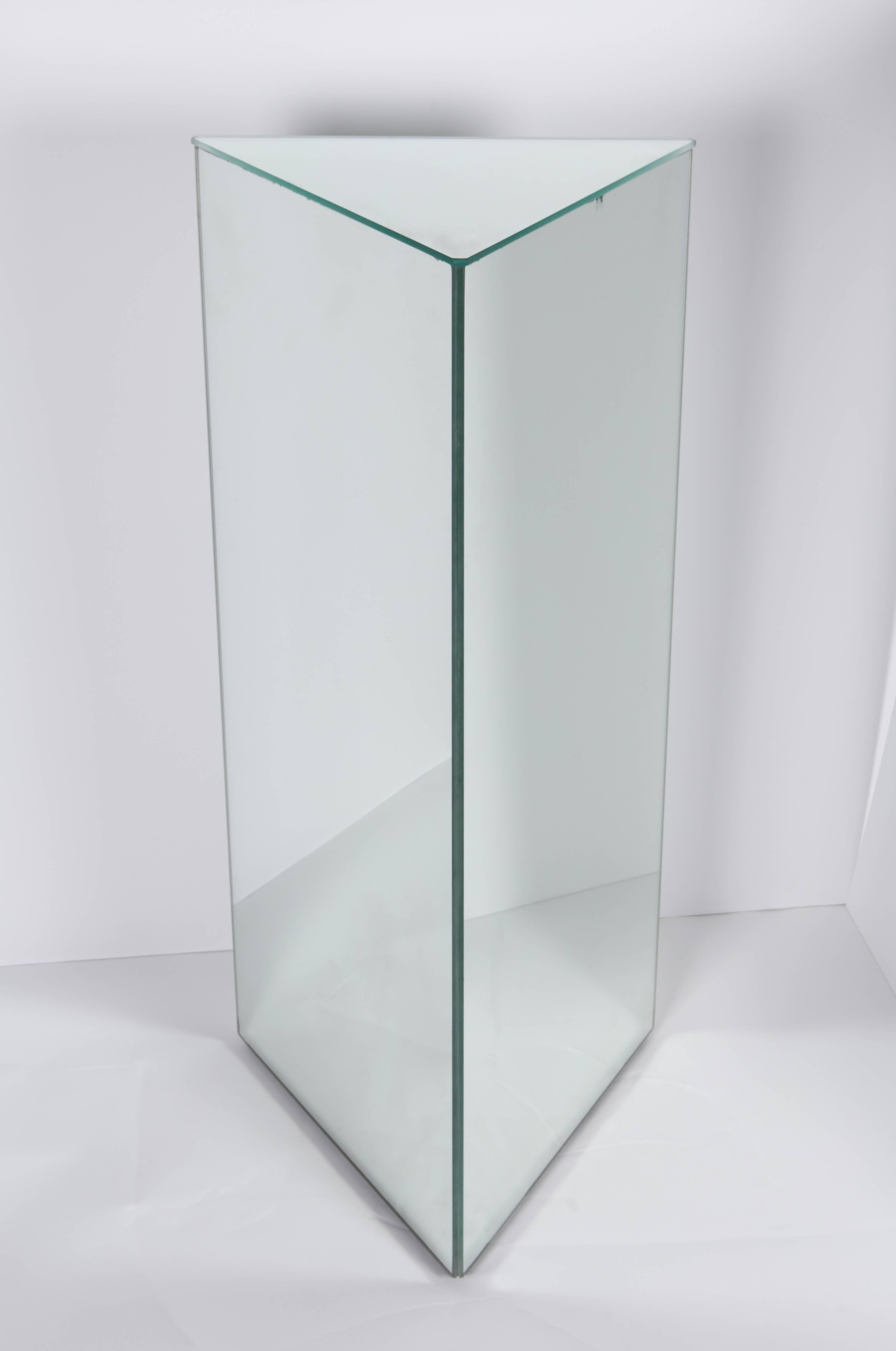 Moderne Piédestal triangulaire en miroir en vente