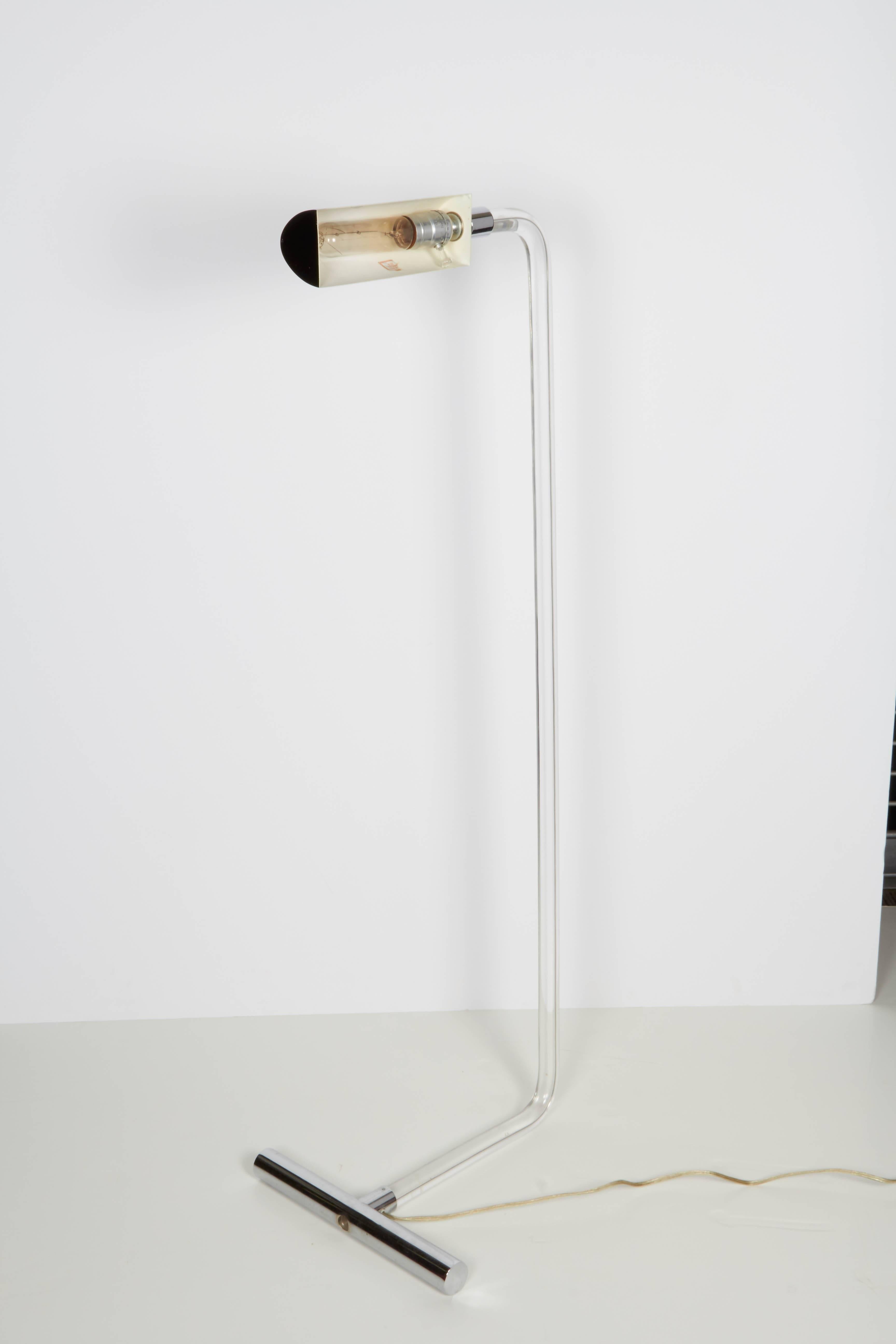 A highly linear floor lamp by designer Peter Hamburger, produced, circa 1970s for the Crylicord series, with curved stem in Lucite, cylindrical shade and base (as counterbalance) in polished chrome. Requires a single bulb. Very good vintage