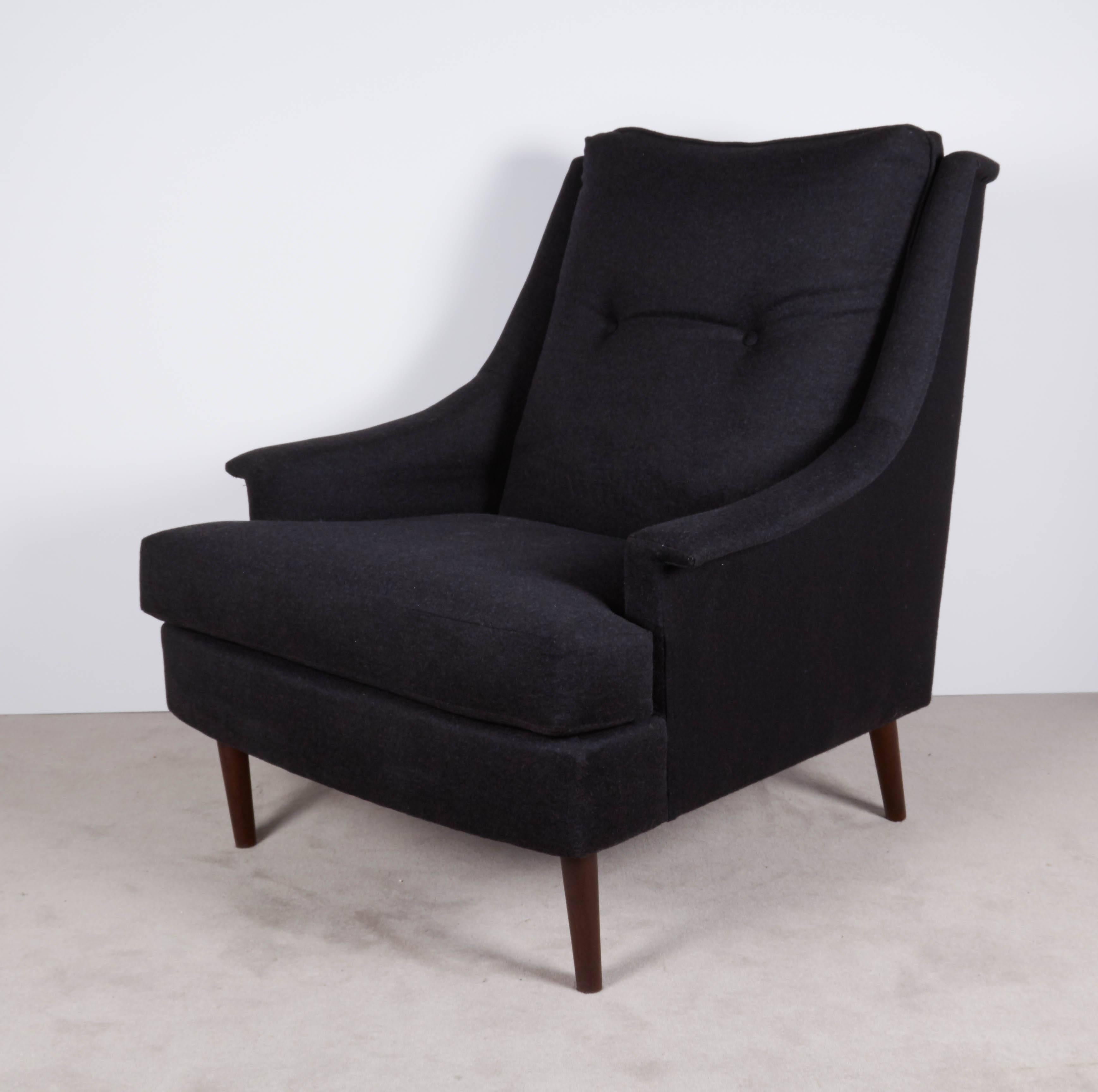 This elegant Mid-Century lounge chair, produced circa 1950s in the style of designer Adrian Pearsall, comes beautifully upholstered in dark grey flannel wool, with tufted back and wing arms, on round slanted wood legs. Excellent condition, minuscule