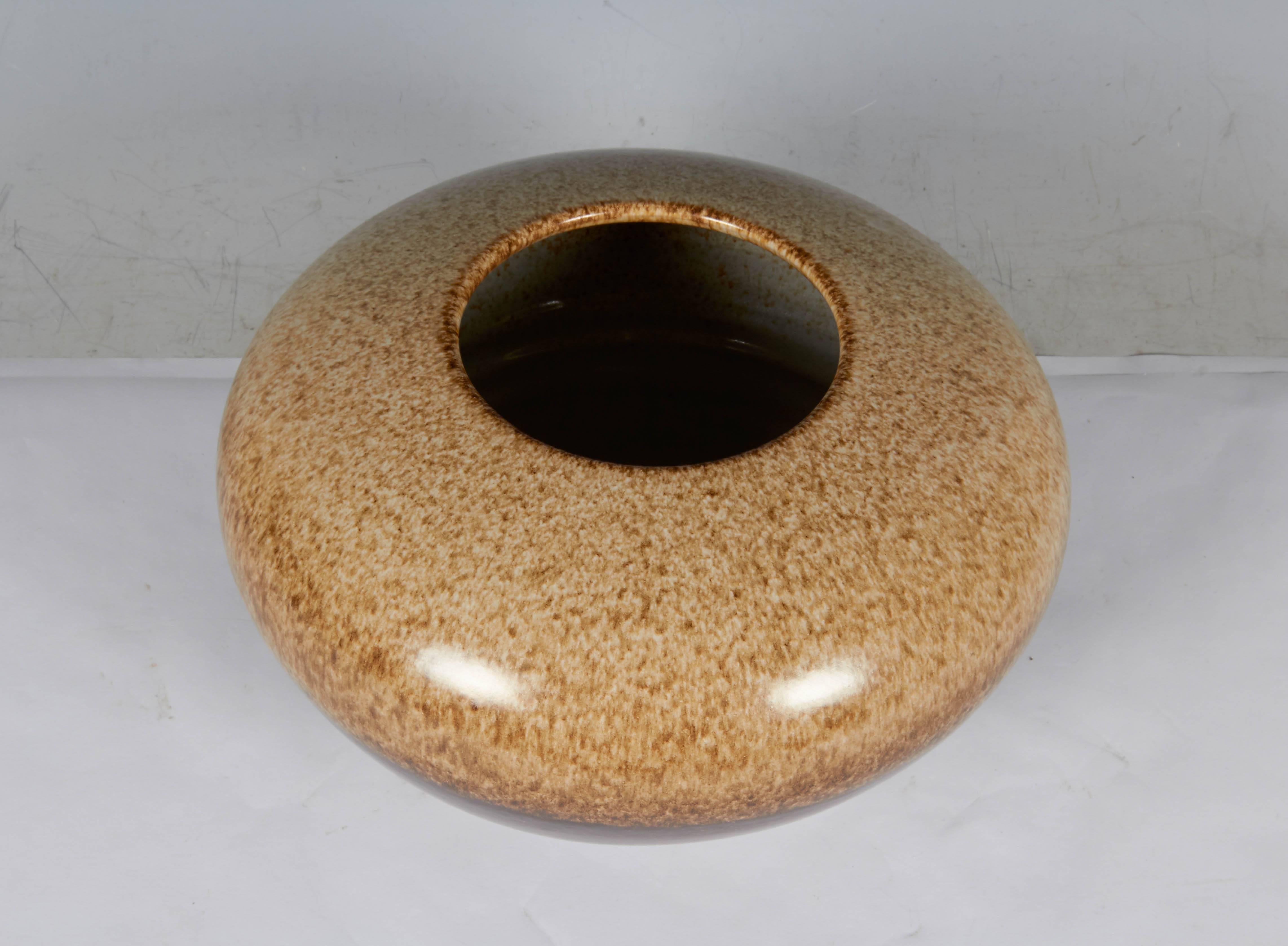 A round ceramic vase by Italian designer Alvino Bagni for Raymor, produced circa 1960s, with mottled two-tone glaze, in beige and brown. Marks include original Raymor label, with codes [4440 BAH/4440 BAG]. Very good condition, consistent with age