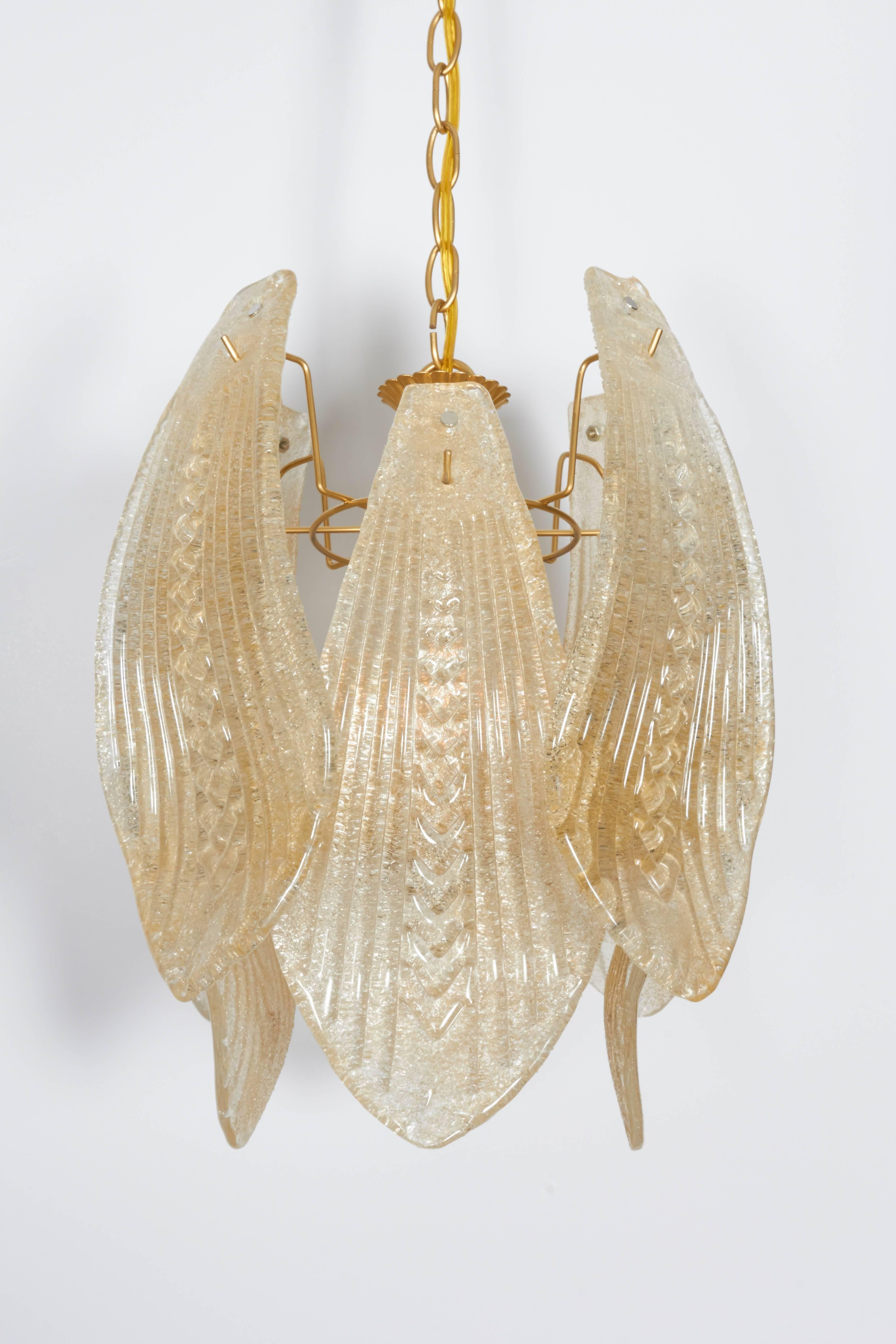 Mid-Century Art Deco Style Pendant with Textured Murano Glass im Zustand „Gut“ in New York, NY