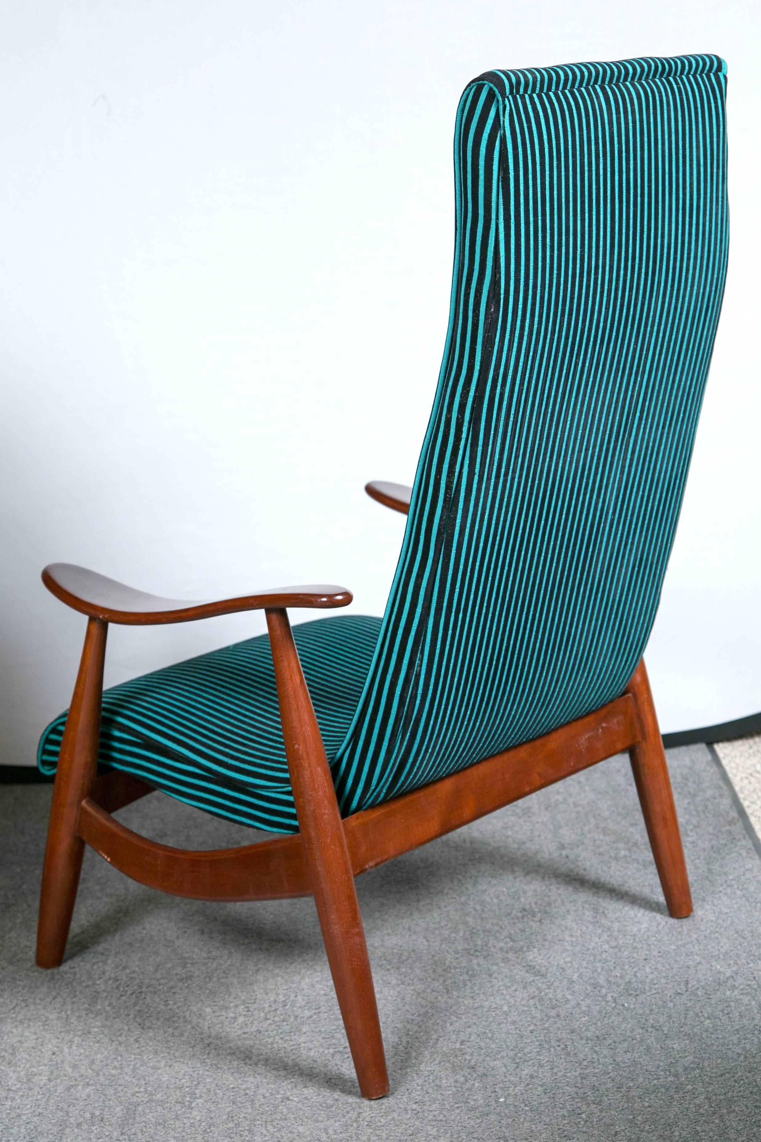 Pair of Mid-Century Modern Arm Lounge Chairs In Good Condition In Stamford, CT