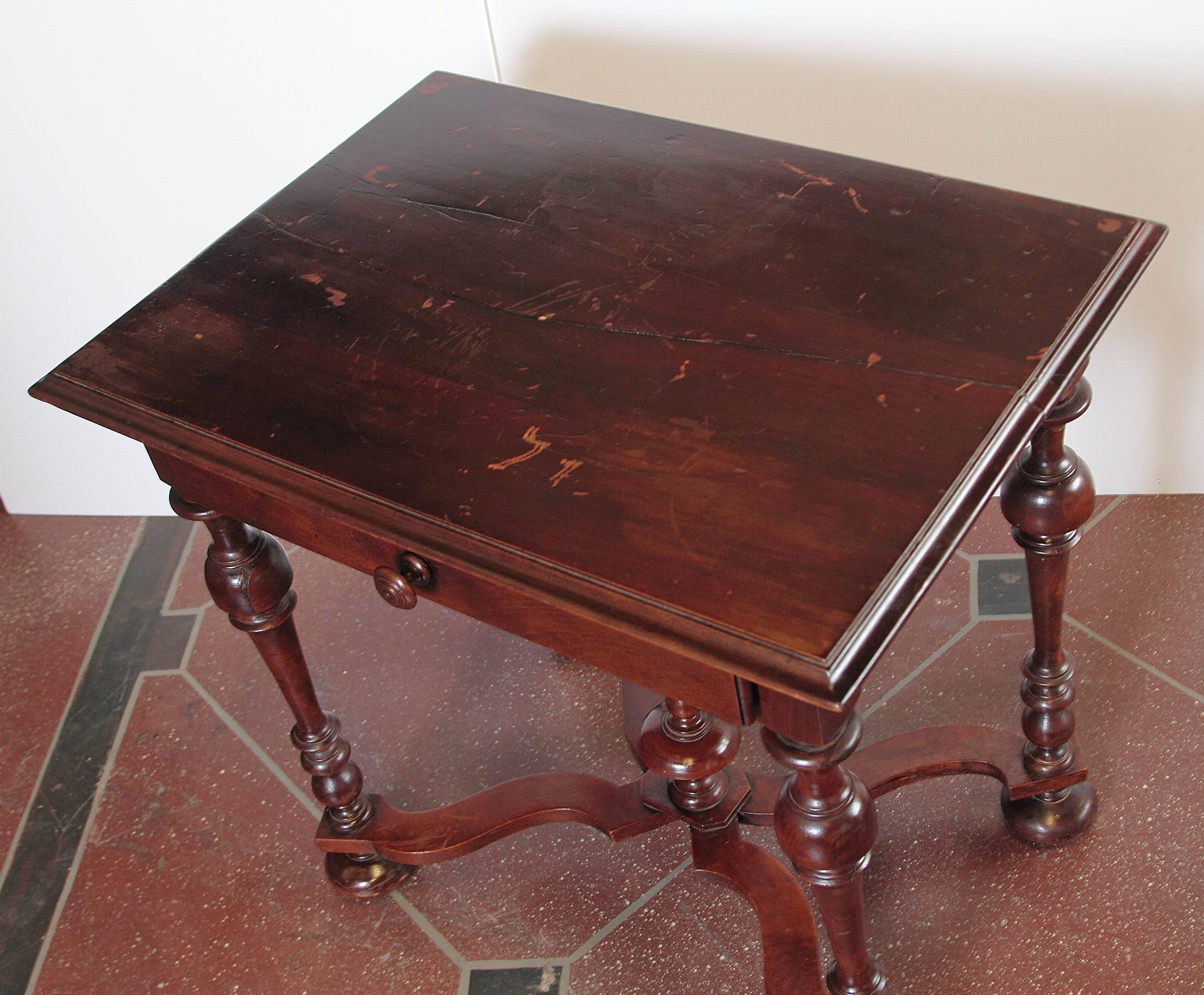 French Louis XVIII Style Walnut Table In Good Condition For Sale In Dallas, TX