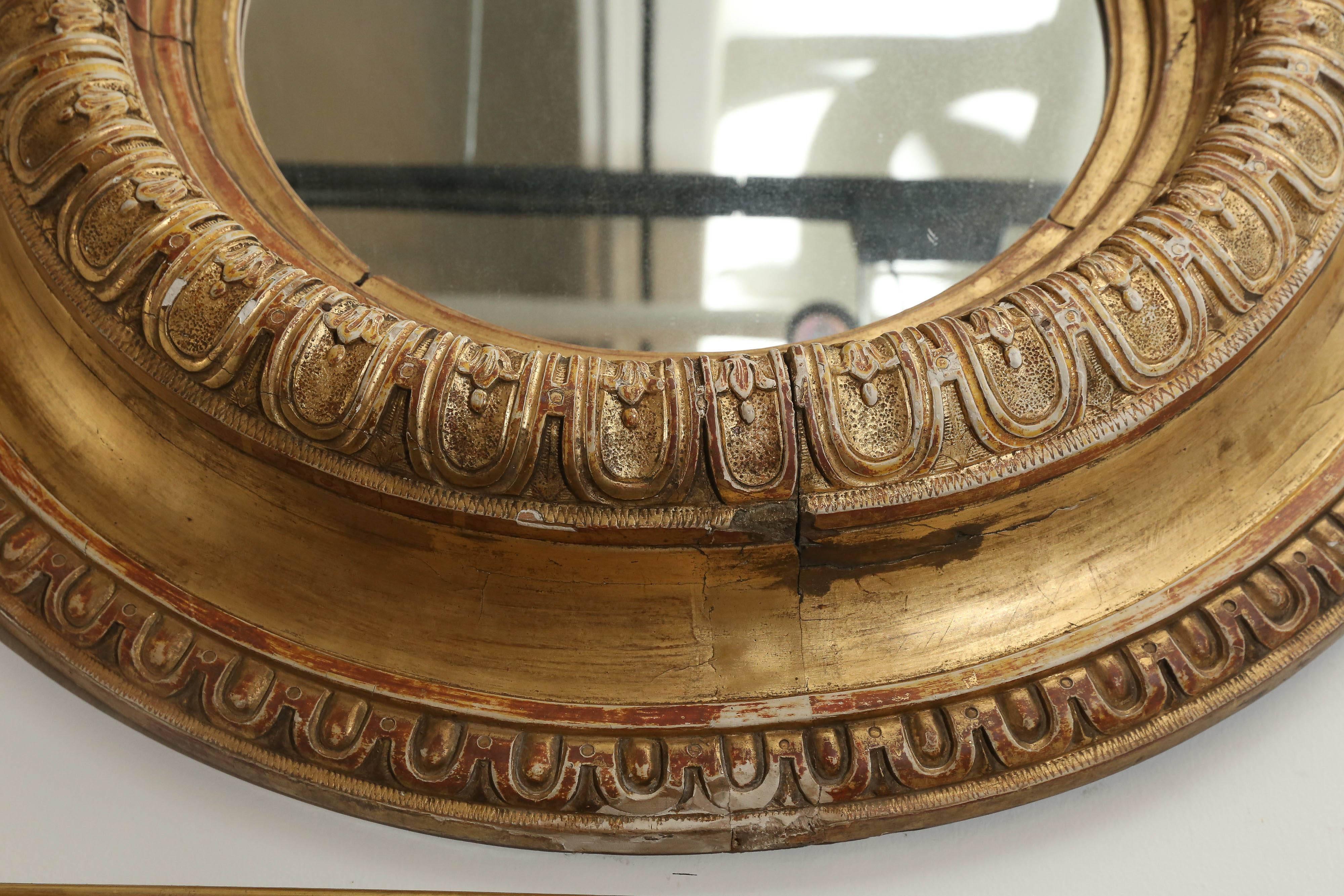 Fantastique miroir rond doré du 18ème siècle. Quelques pertes au niveau des détails mais cela ne nuit pas. Magnifique dorure et détails partout. Verre de mercure original.  Grande sensation tridimensionnelle.