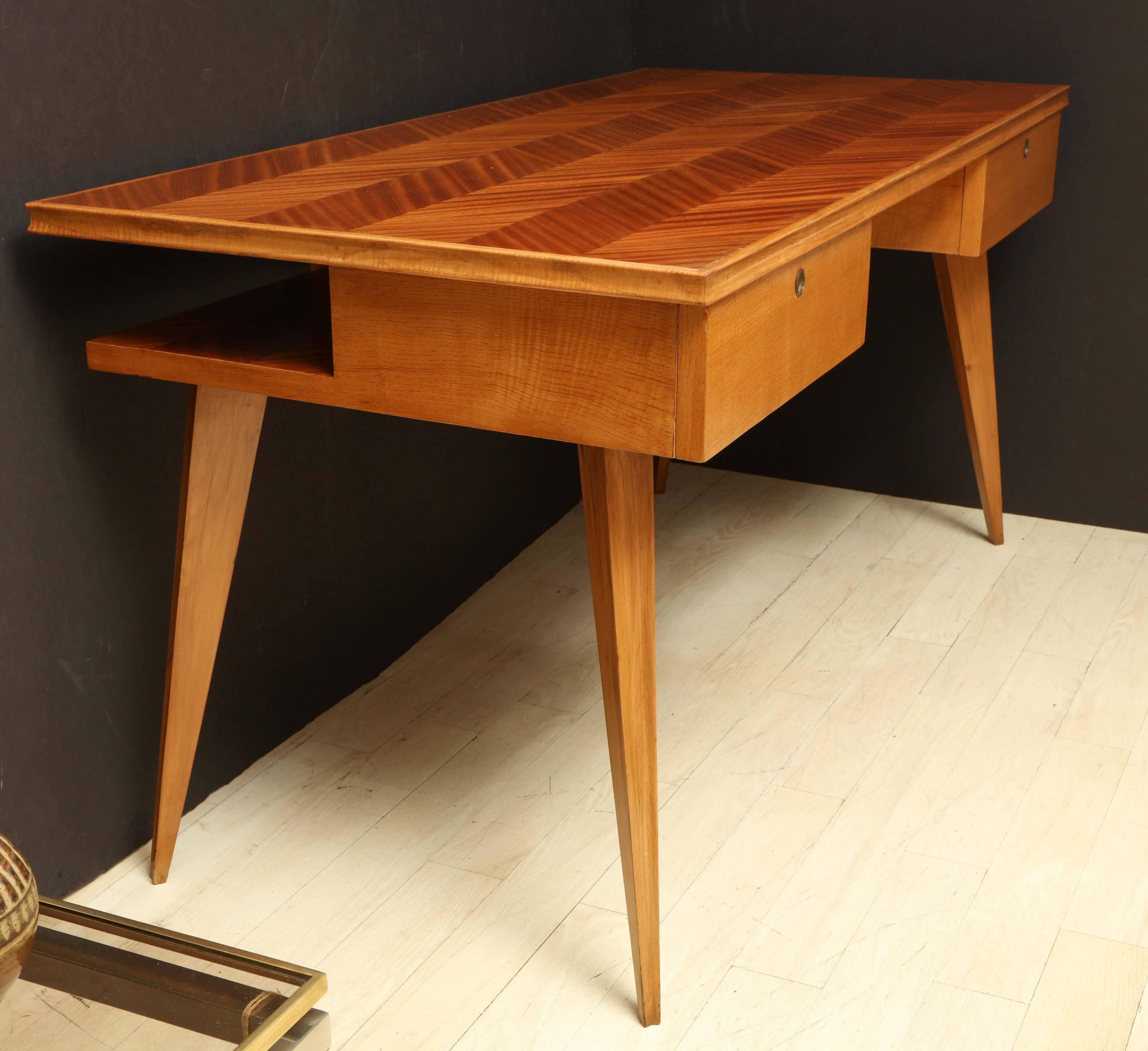 Italian Mid-Century Blond Mahogany Desk with Chevron Inlaid Top, circa 1960 1