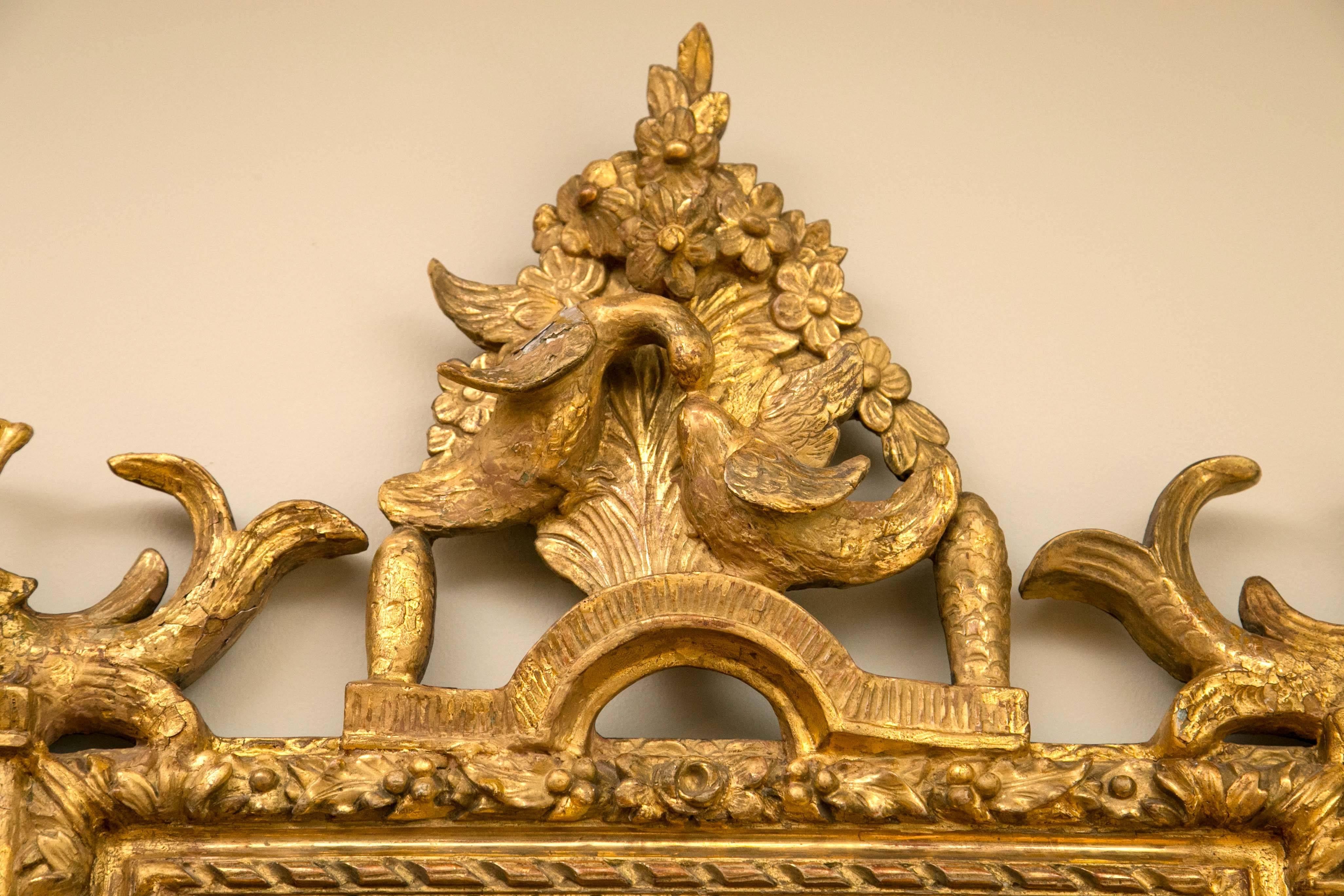 Français Miroir en bois doré Louis XVI de la fin du XVIIIe siècle en vente