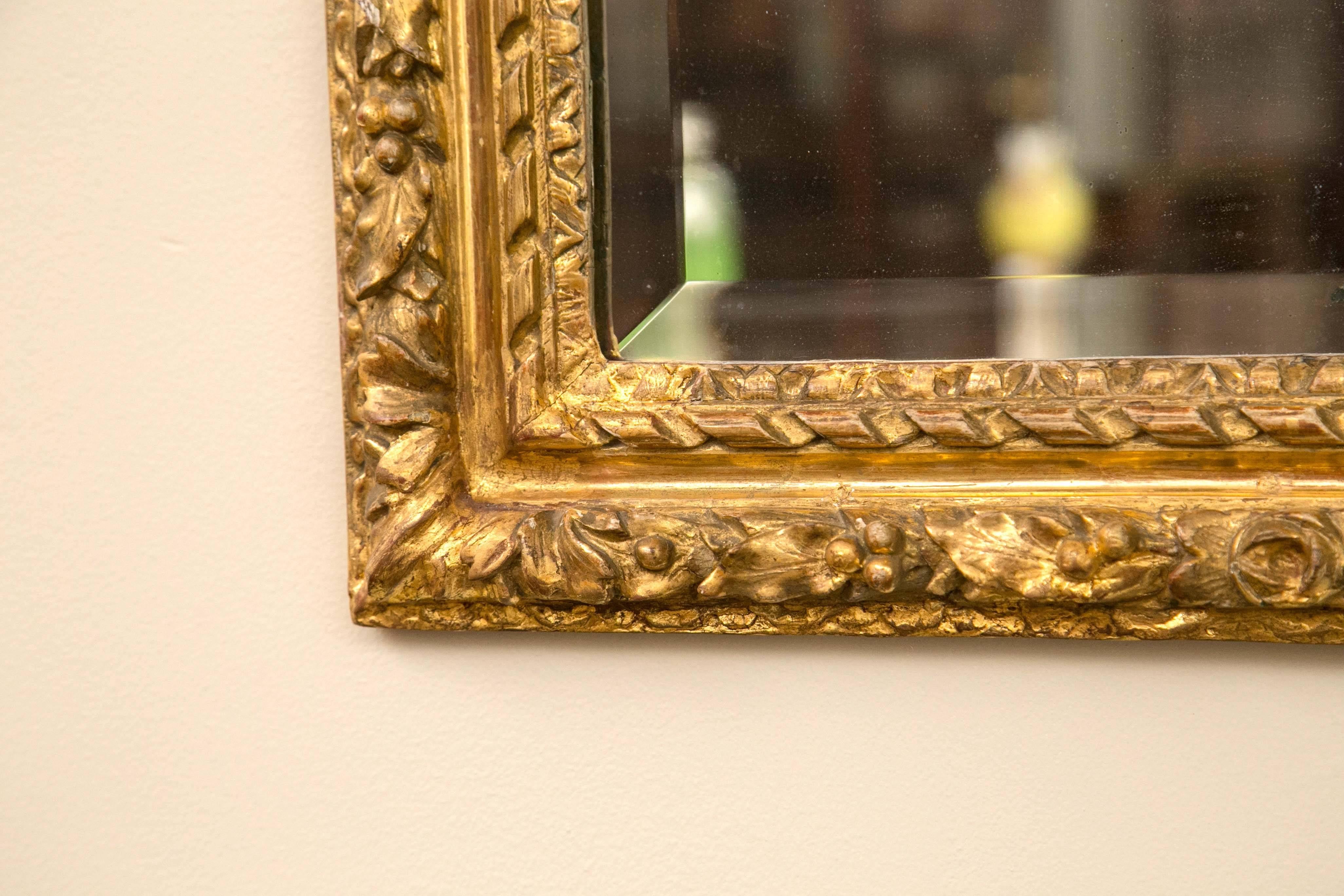 Sculpté à la main Miroir en bois doré Louis XVI de la fin du XVIIIe siècle en vente