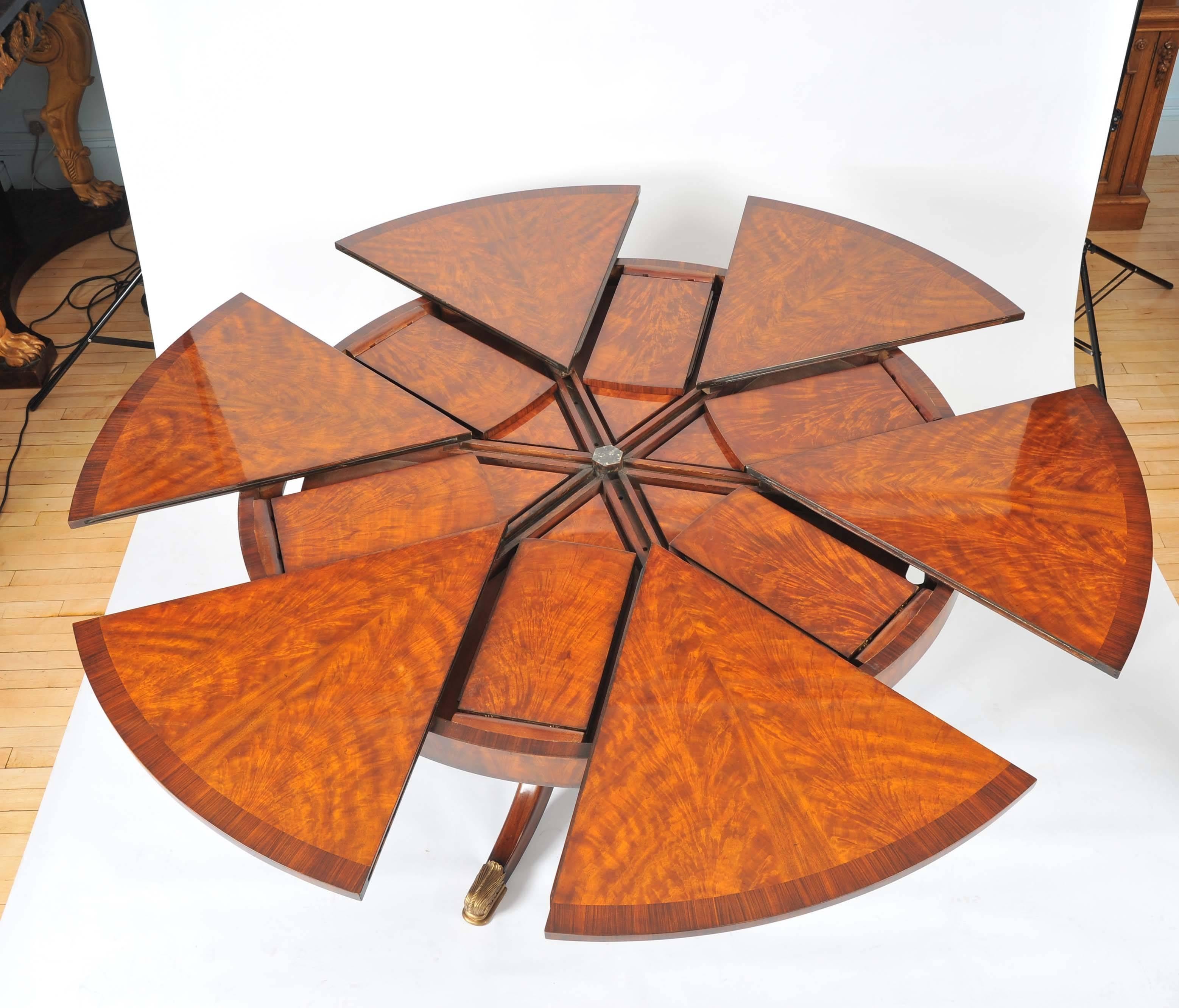 Flame Mahogany Segmented Circular Extending Table  In Excellent Condition In London, GB
