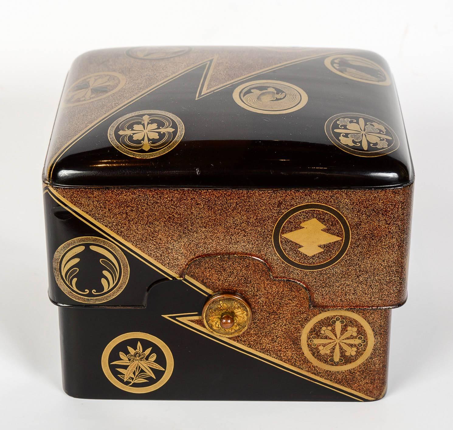 Japanese 19th Century Black and Gold Lacquered Edo Box Mizuno Familly For Sale