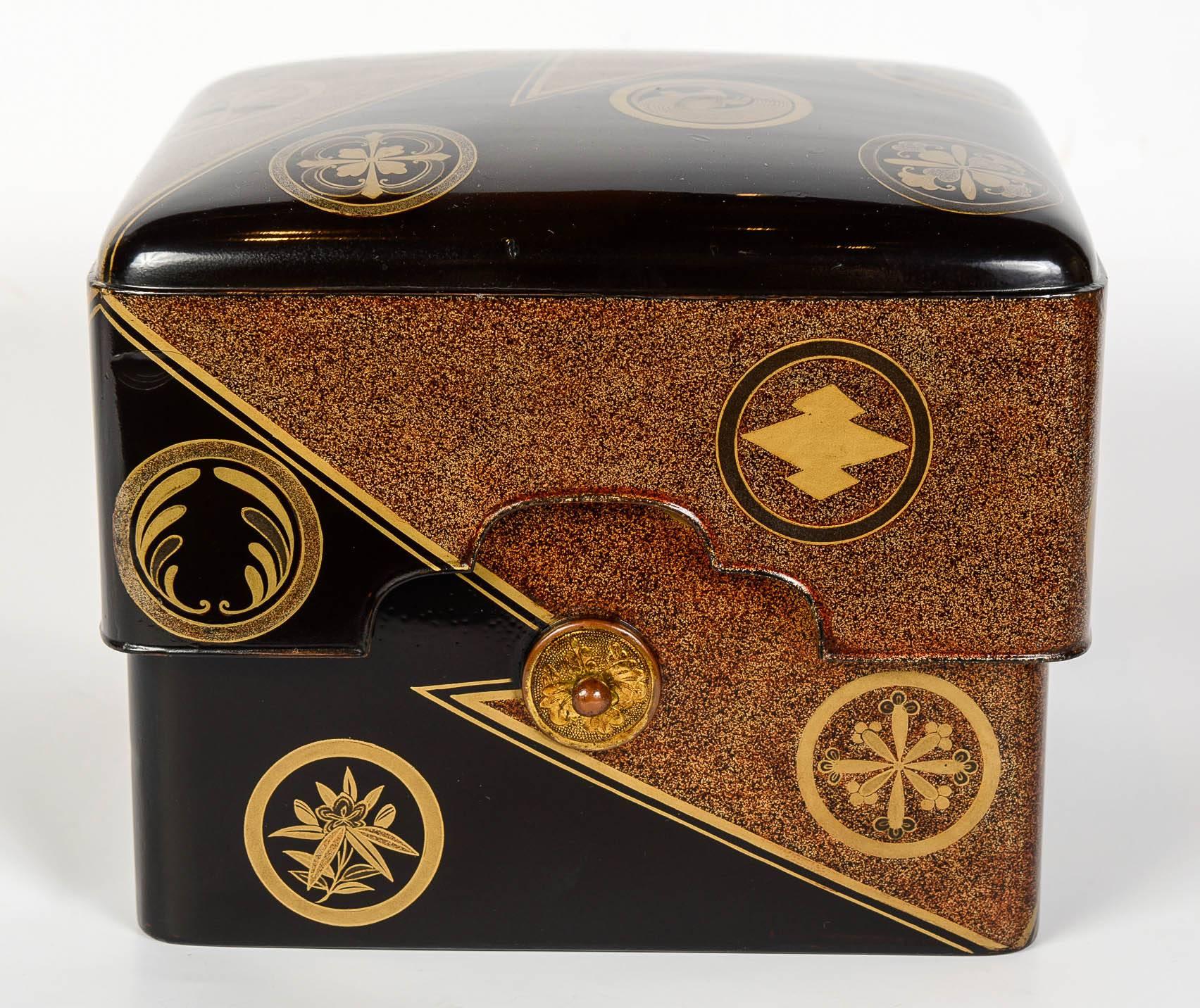 19th Century Black and Gold Lacquered Edo Box Mizuno Familly In Excellent Condition For Sale In Paris, FR