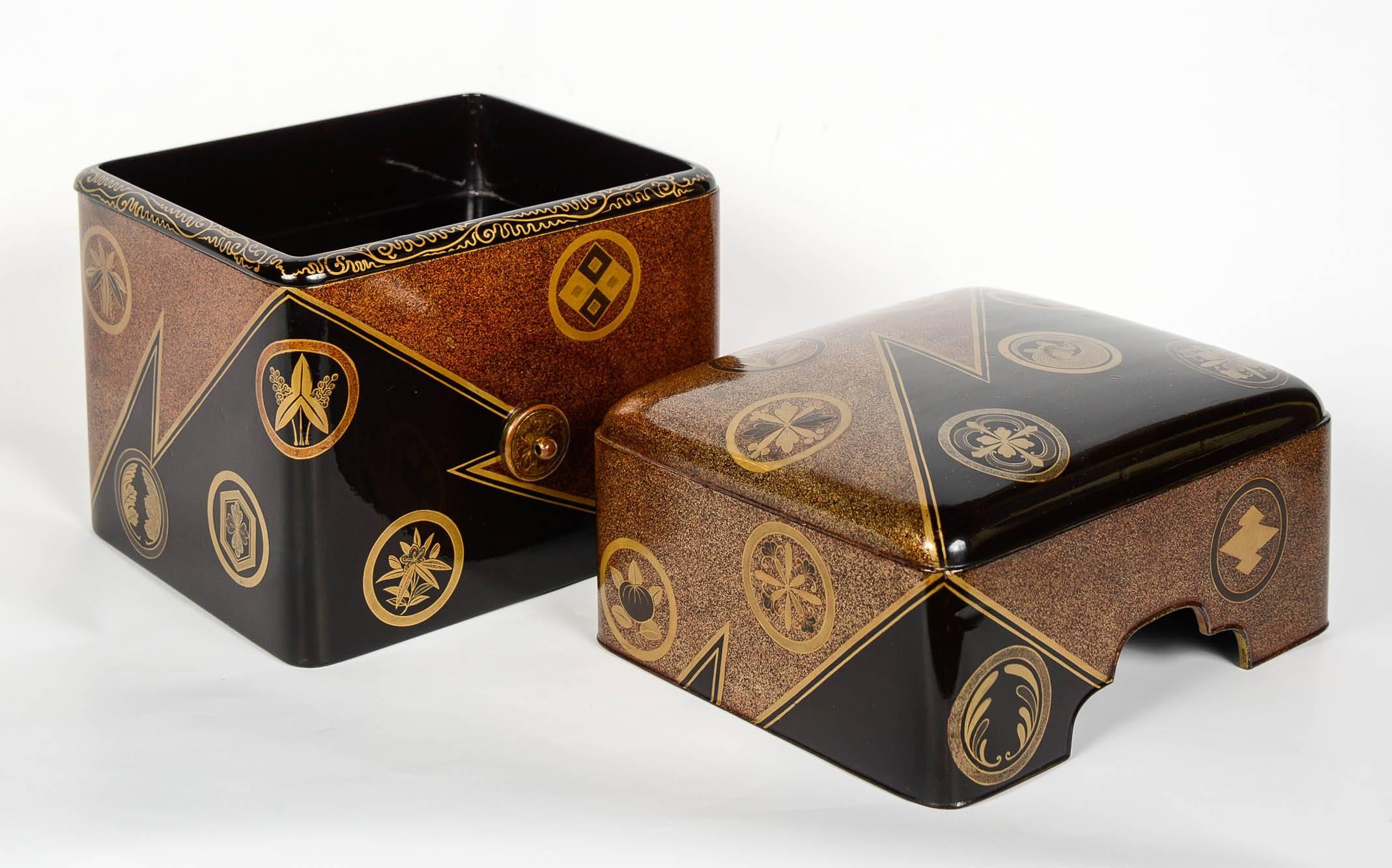 19th Century Black and Gold Lacquered Edo Box Mizuno Familly For Sale 1