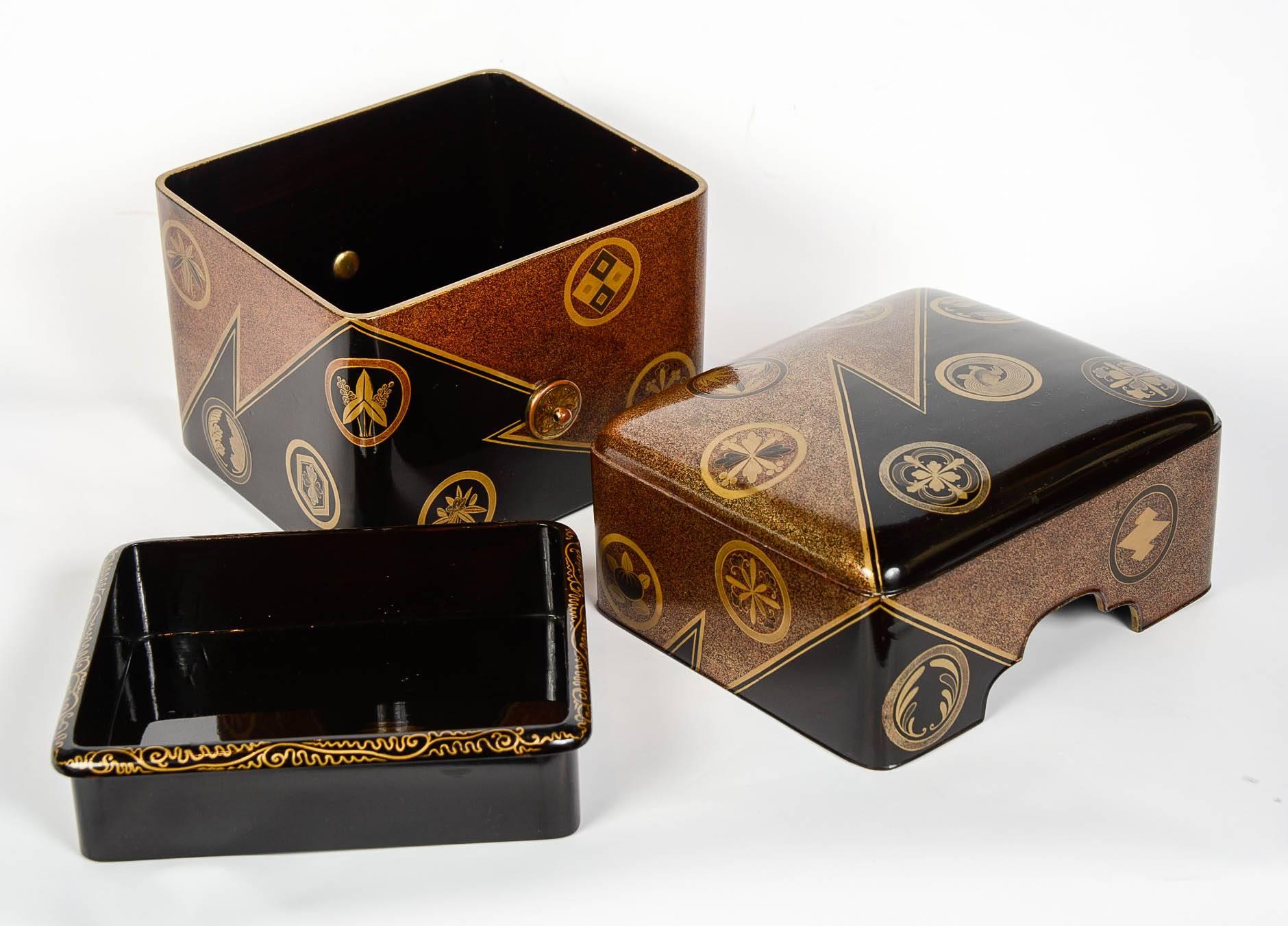 19th Century Black and Gold Lacquered Edo Box Mizuno Familly For Sale 2