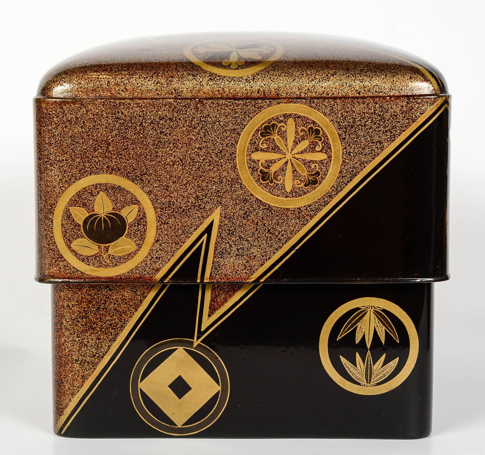 19th Century Black and Gold Lacquered Edo Box Mizuno Familly For Sale 3