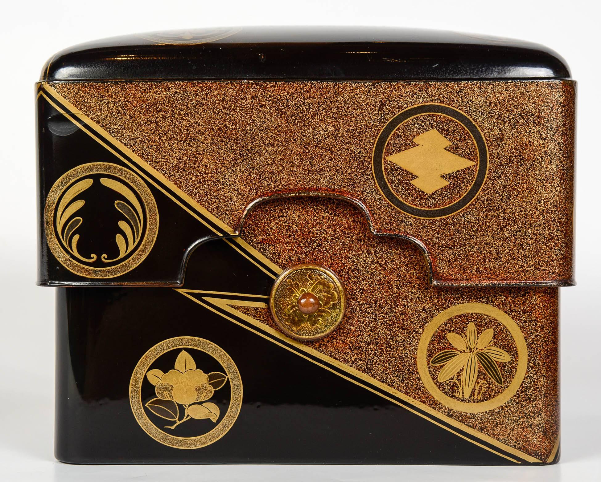 19th Century Black and Gold Lacquered Edo Box Mizuno Familly For Sale 4