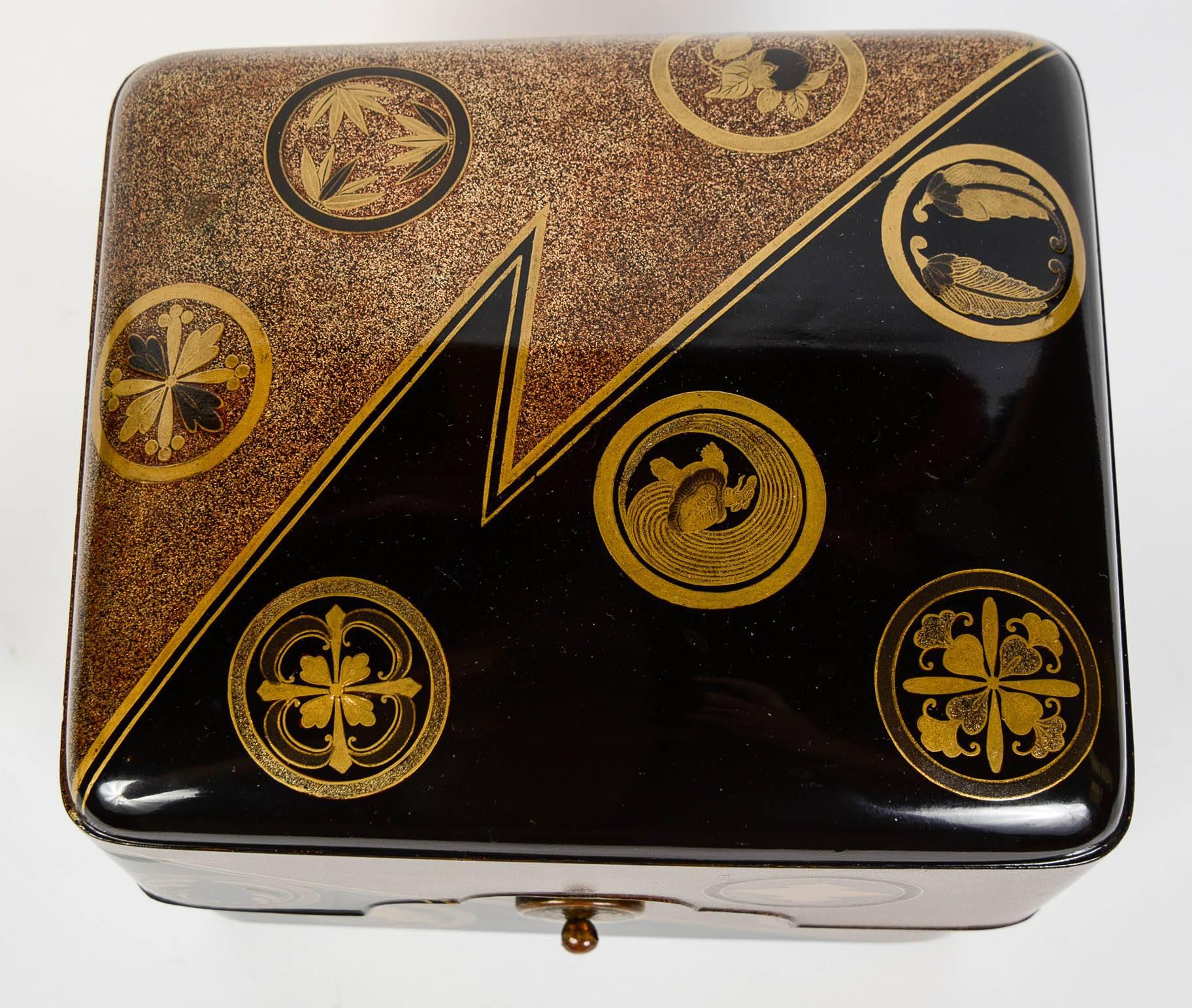 19th Century Black and Gold Lacquered Edo Box Mizuno Familly For Sale 5