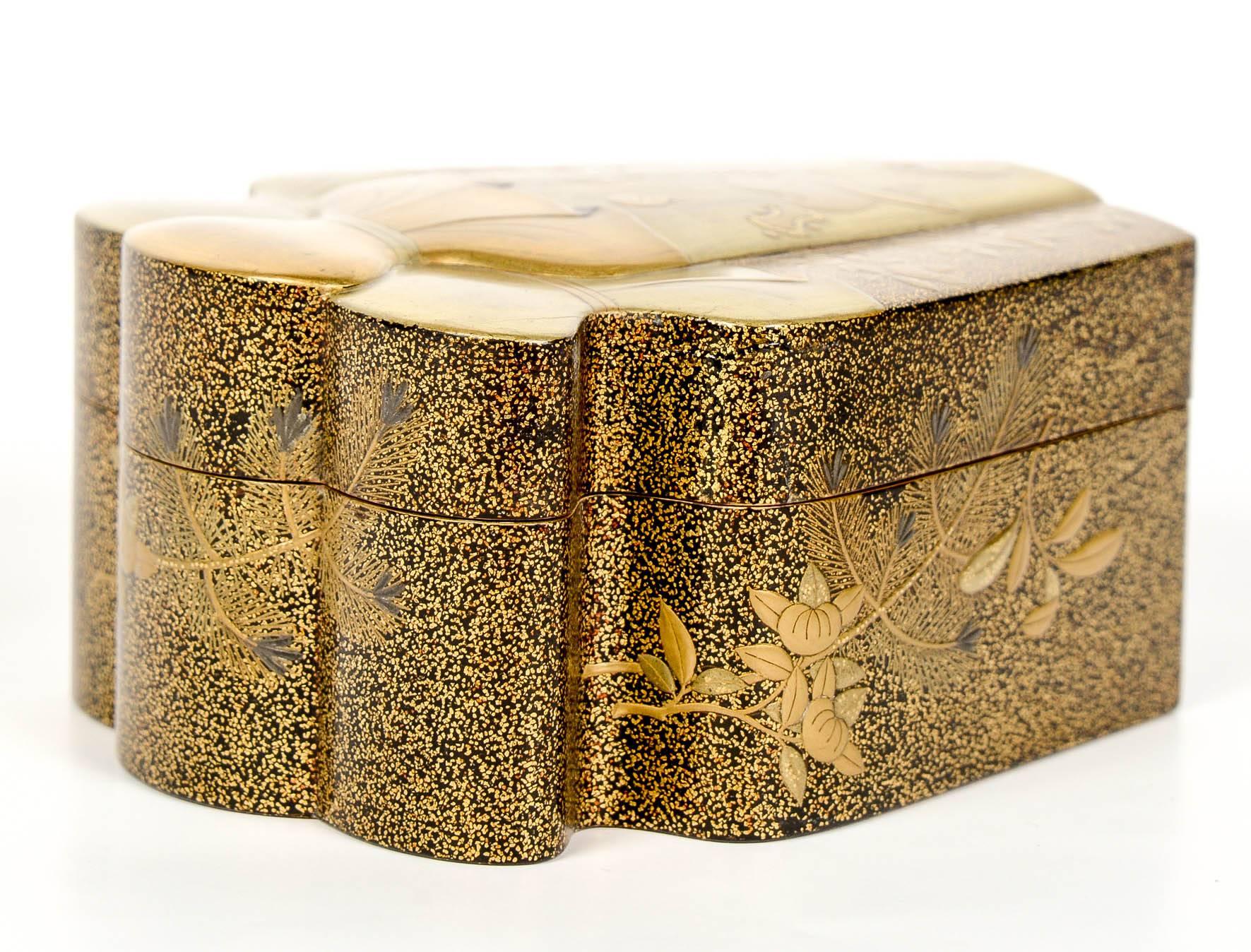 Meiji Japanese Gold Lacquered Treasure Bag Shape Kobako, Box In Excellent Condition For Sale In Paris, FR