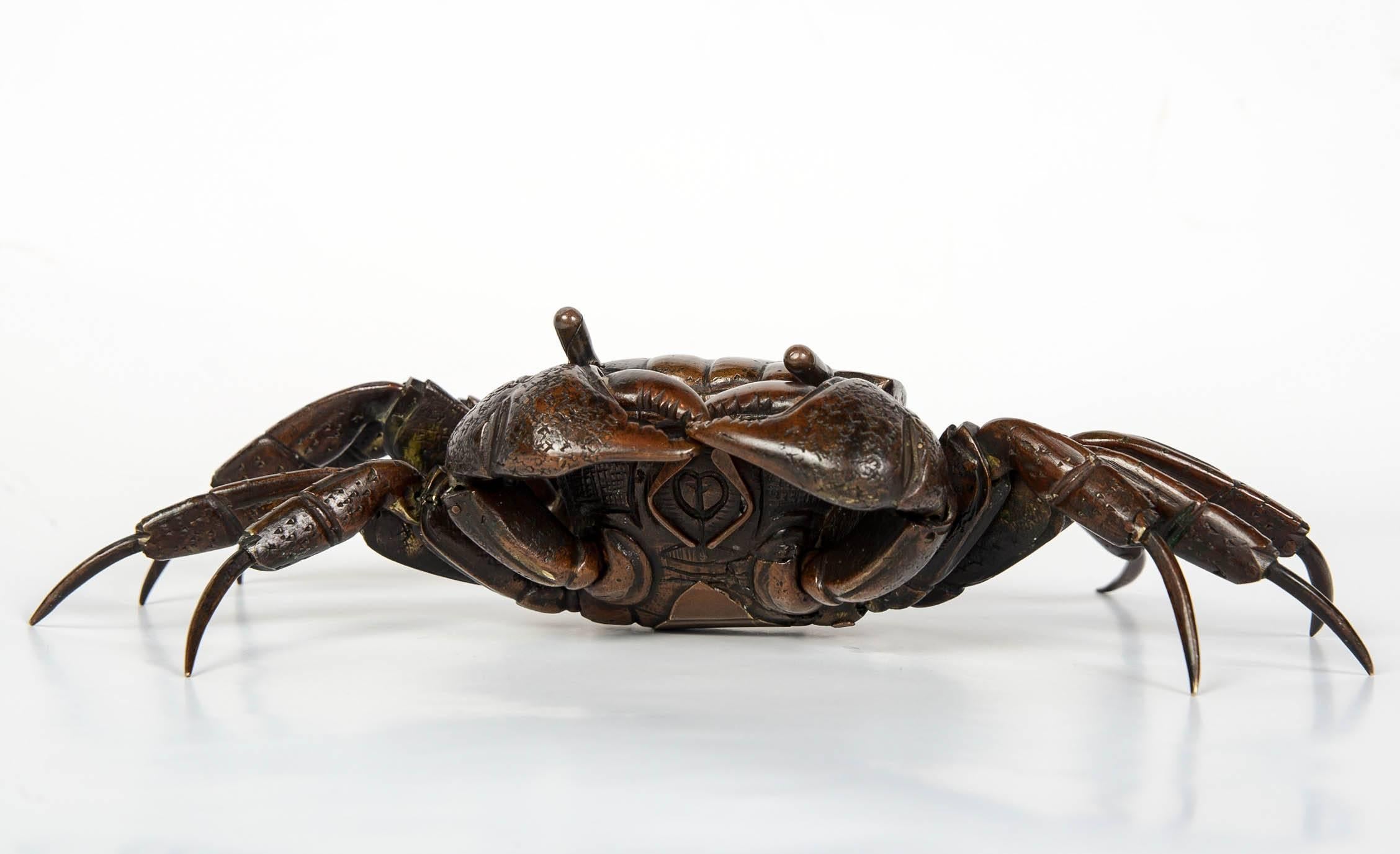 Bronze articulated crab with brown patina,

Japan, Meiji (1868-1912).

Measures: Height 6.5 cm, length 26 cm, width 7 cm.

