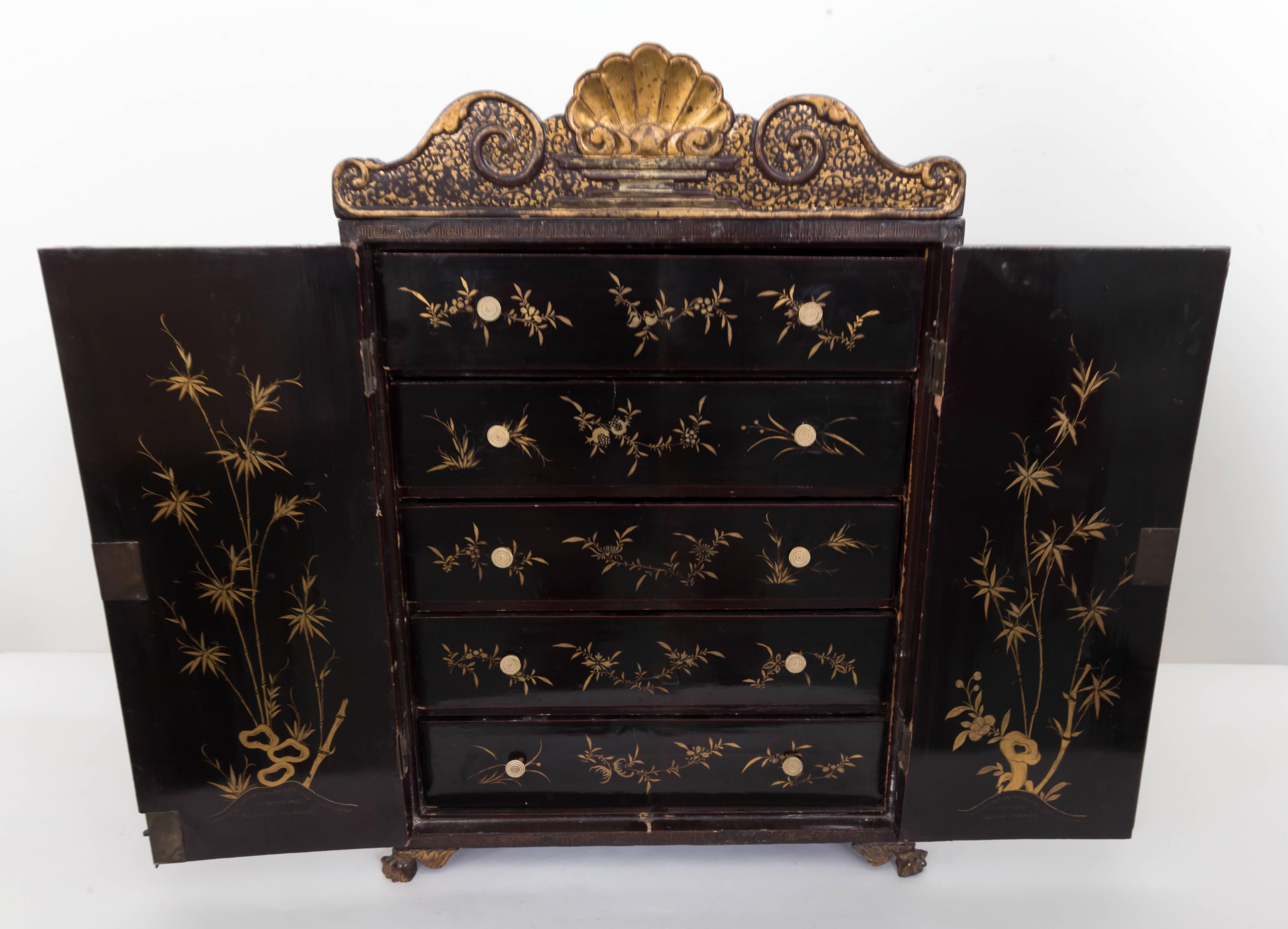 Early 19th Century Chinese Export Laquer Chest 1
