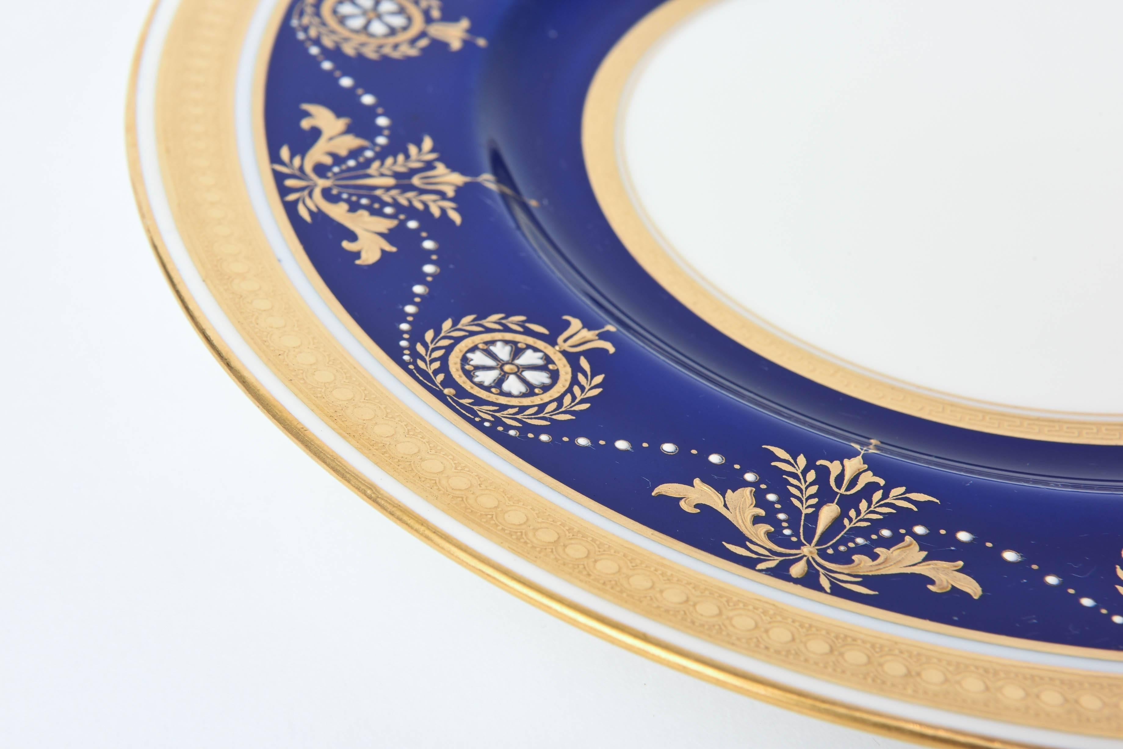 Début du 20ème siècle 12 assiettes plates anciennes Minton England élaborées en cobalt incrusté de bijoux et de dorures en vente