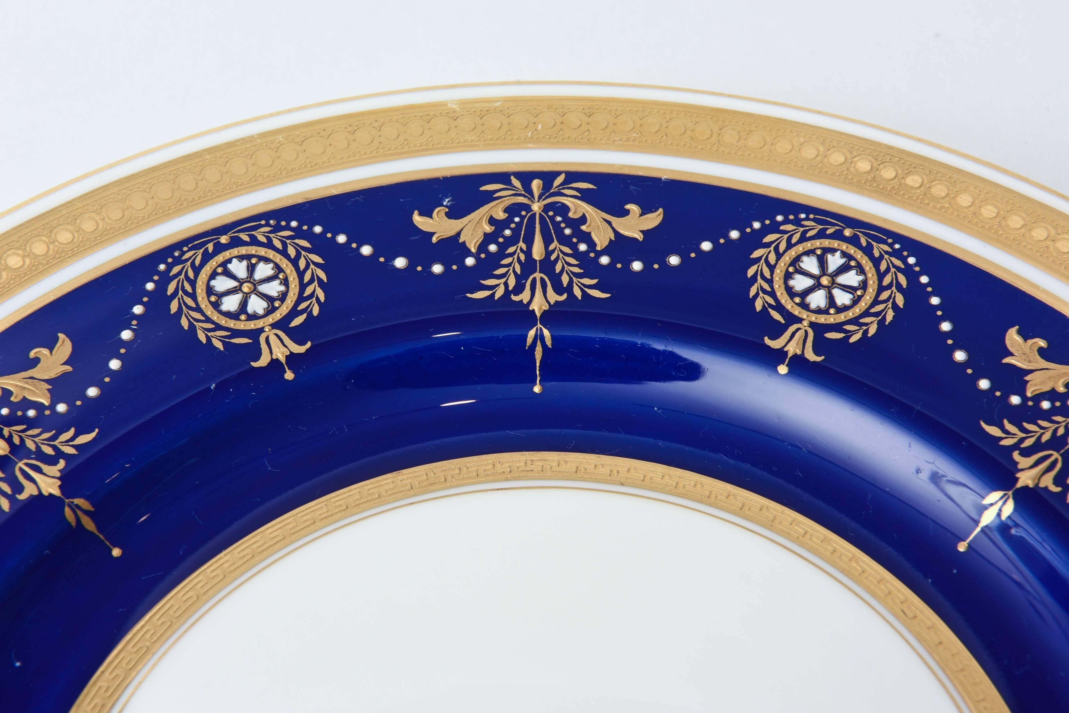 Émail 12 assiettes plates anciennes Minton England élaborées en cobalt incrusté de bijoux et de dorures en vente