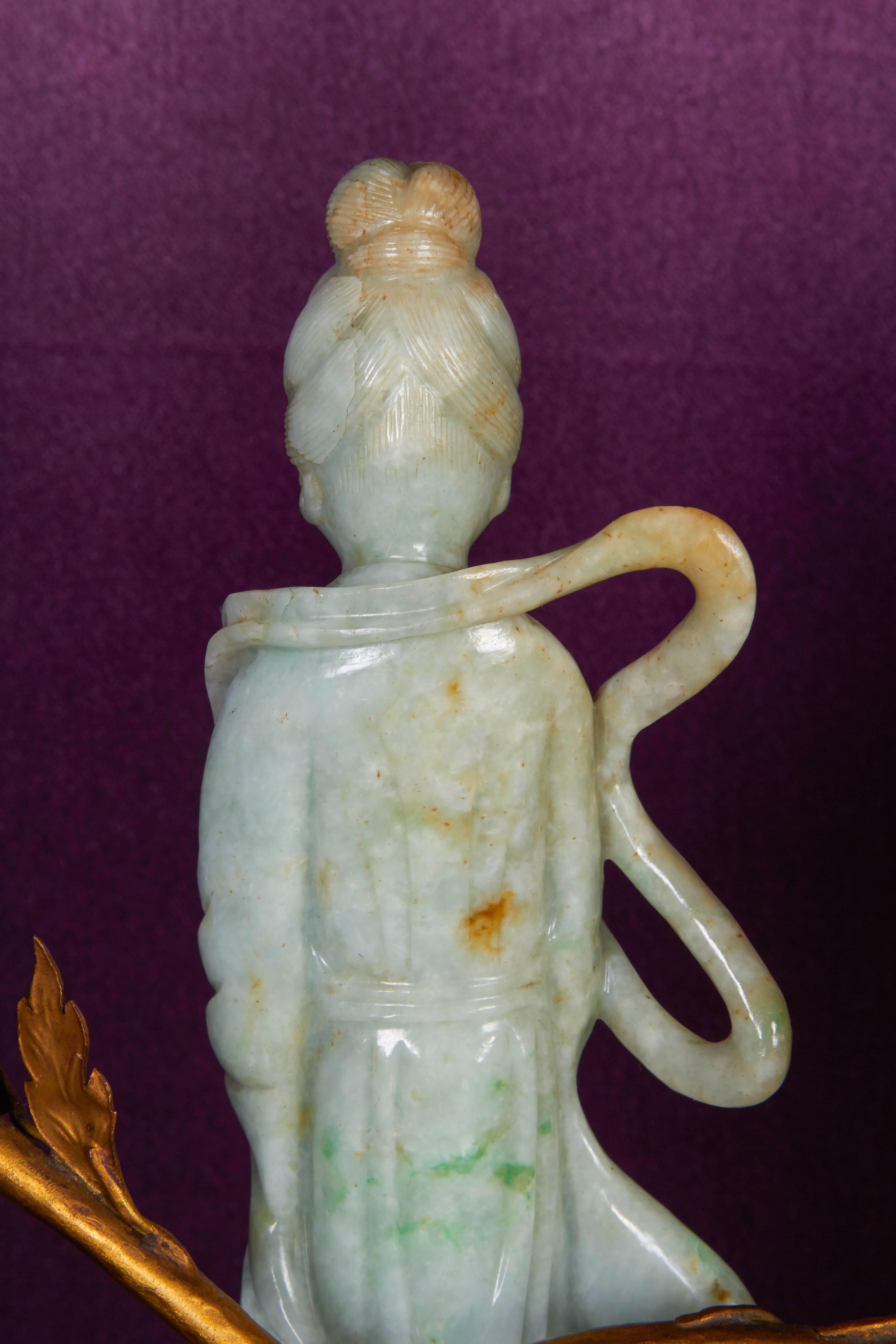 Paar chinesische Quanyin-Figuren aus Jade, montiert als Kandelaberlampen (20. Jahrhundert) im Angebot
