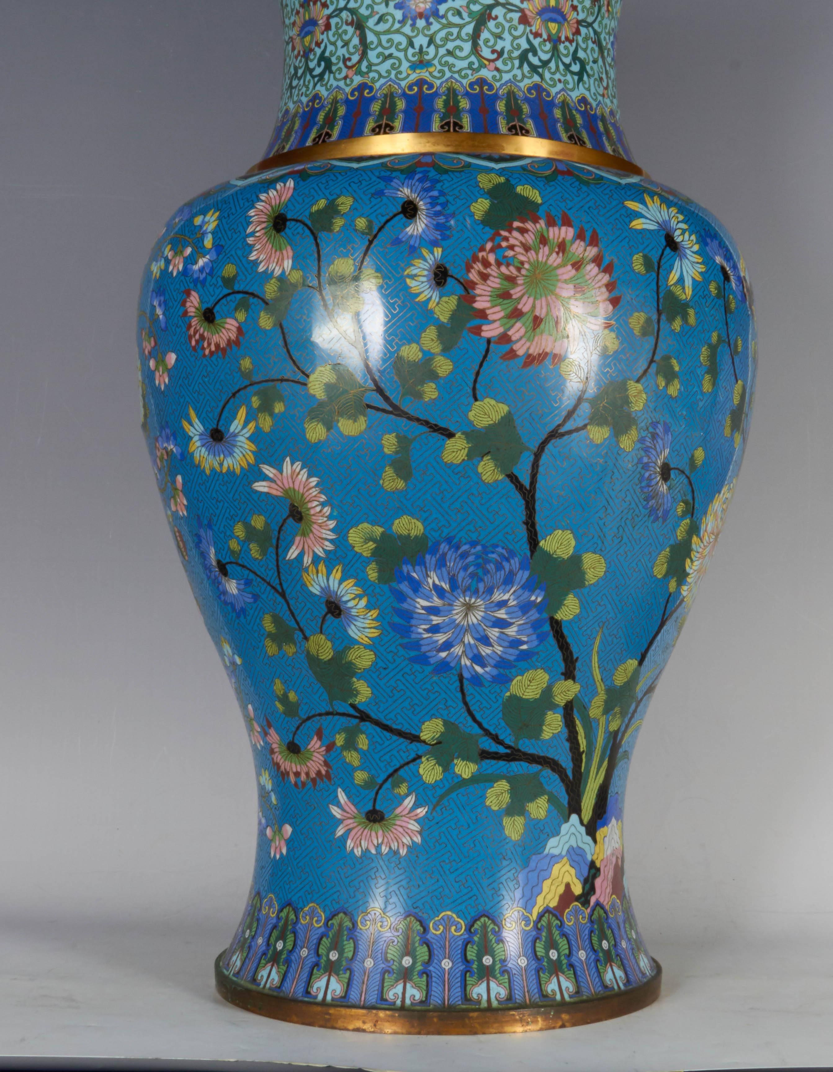 Chinois Vase cloisonné chinois massif avec Phoenix, Magnolia, Lotus et Chrysanthèmes en vente