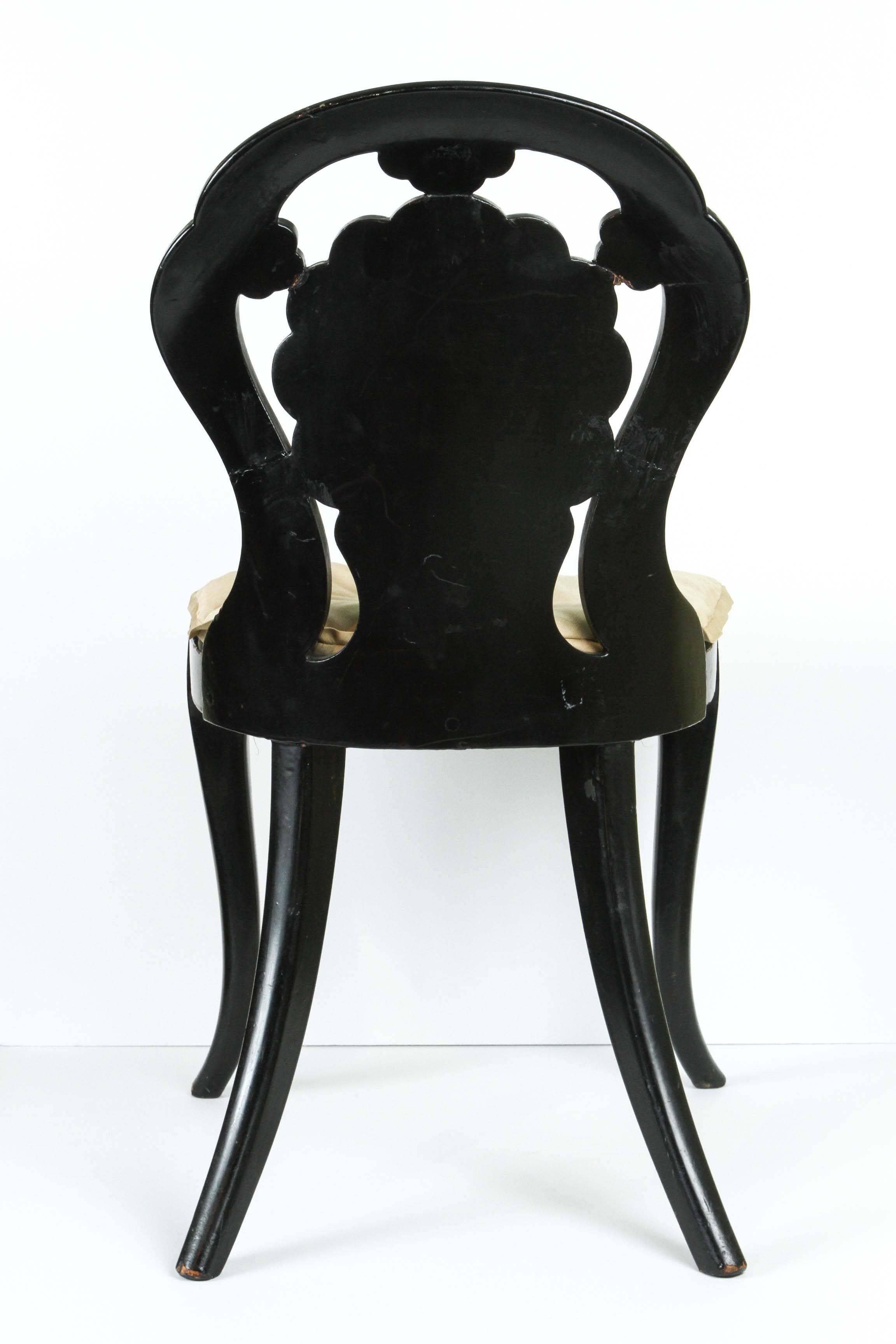 A Papier-Mache Chair in Black Lacquer with Mother of Pearl Inlay, circa 1850 In Excellent Condition In Los Angeles, CA