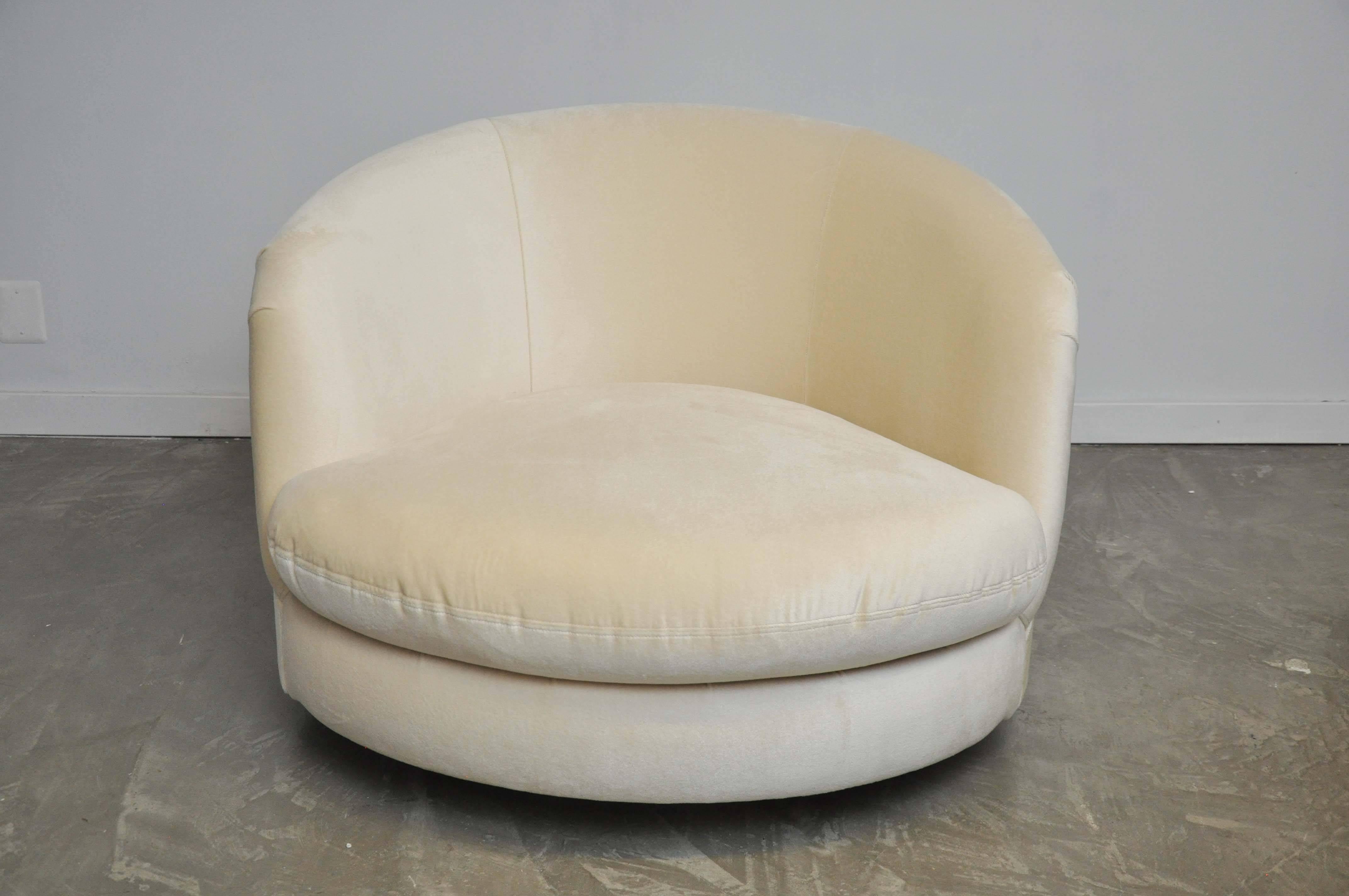 Large Brass Base Swivel Chair by Milo Baughman In Excellent Condition In Chicago, IL