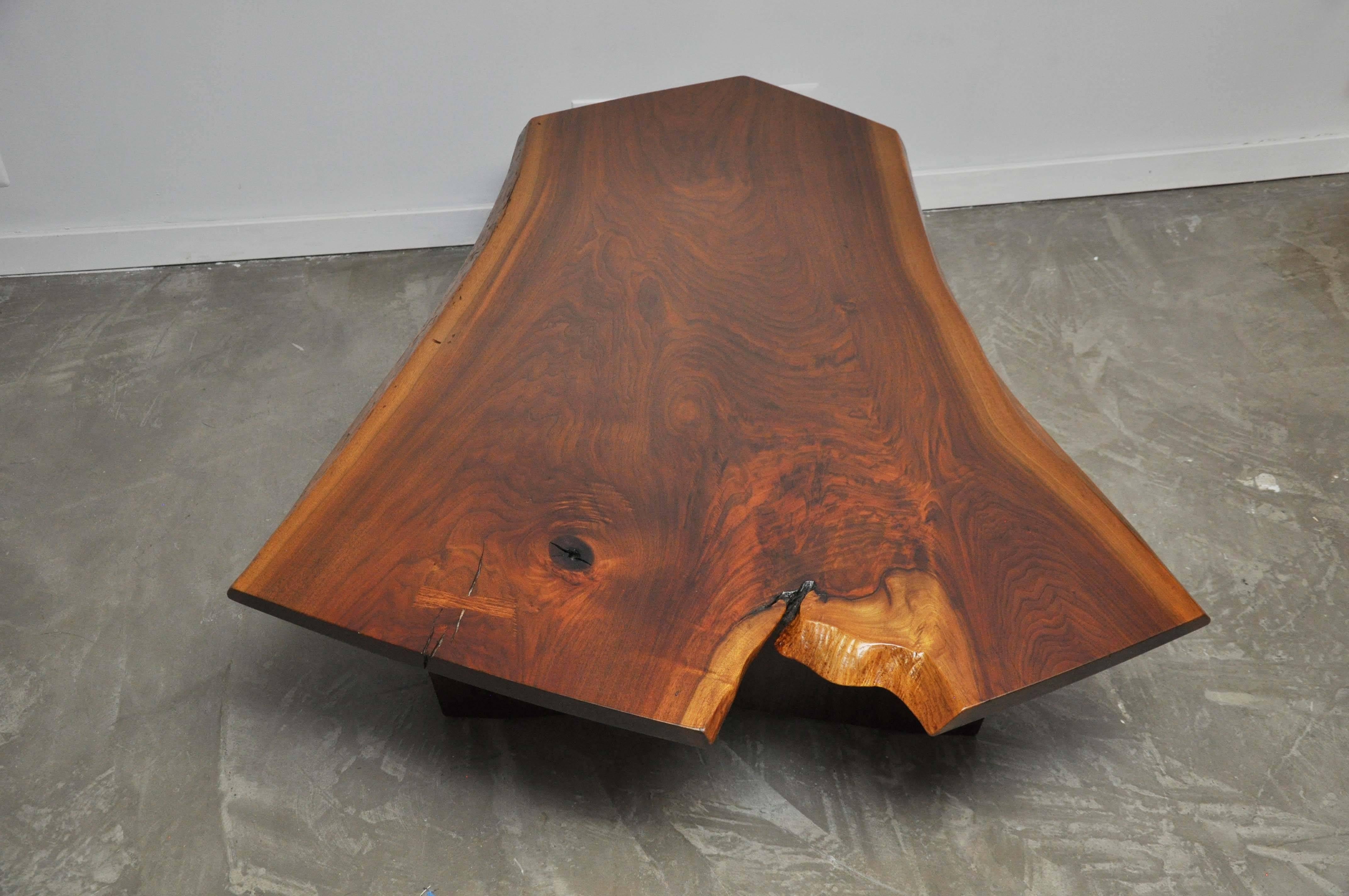 George Nakashima Walnut Slab Conoid Coffee Table In Excellent Condition In Chicago, IL