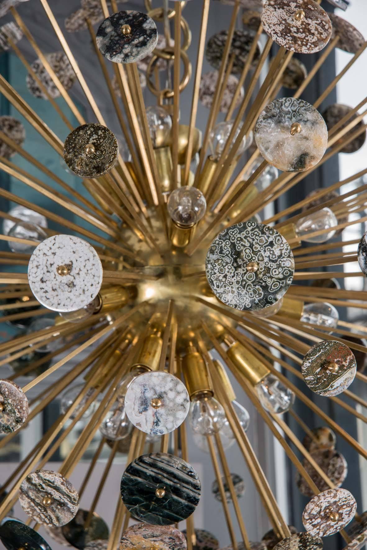 Moderno Lampadario ovale in ottone e diaspro oceanico in vendita