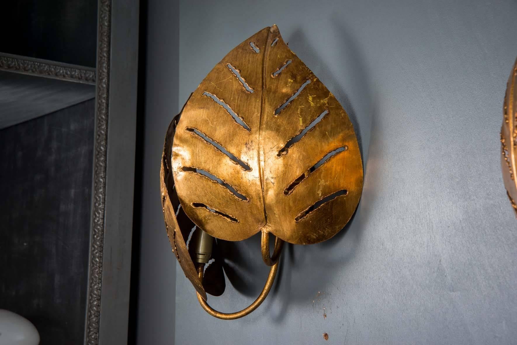Pair of Golden Leaves Brutalist Wall Sconces In Excellent Condition In Saint-Ouen, IDF