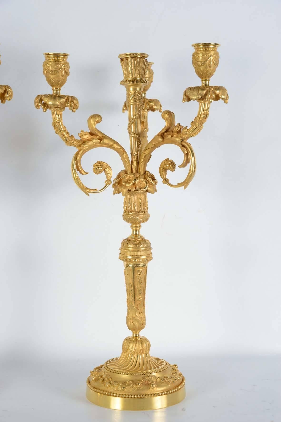 Pair of candelabras in bronze gilded with real gold.
Very well chiseled, four arms of lights
Measures: Diameter of the base 6 
