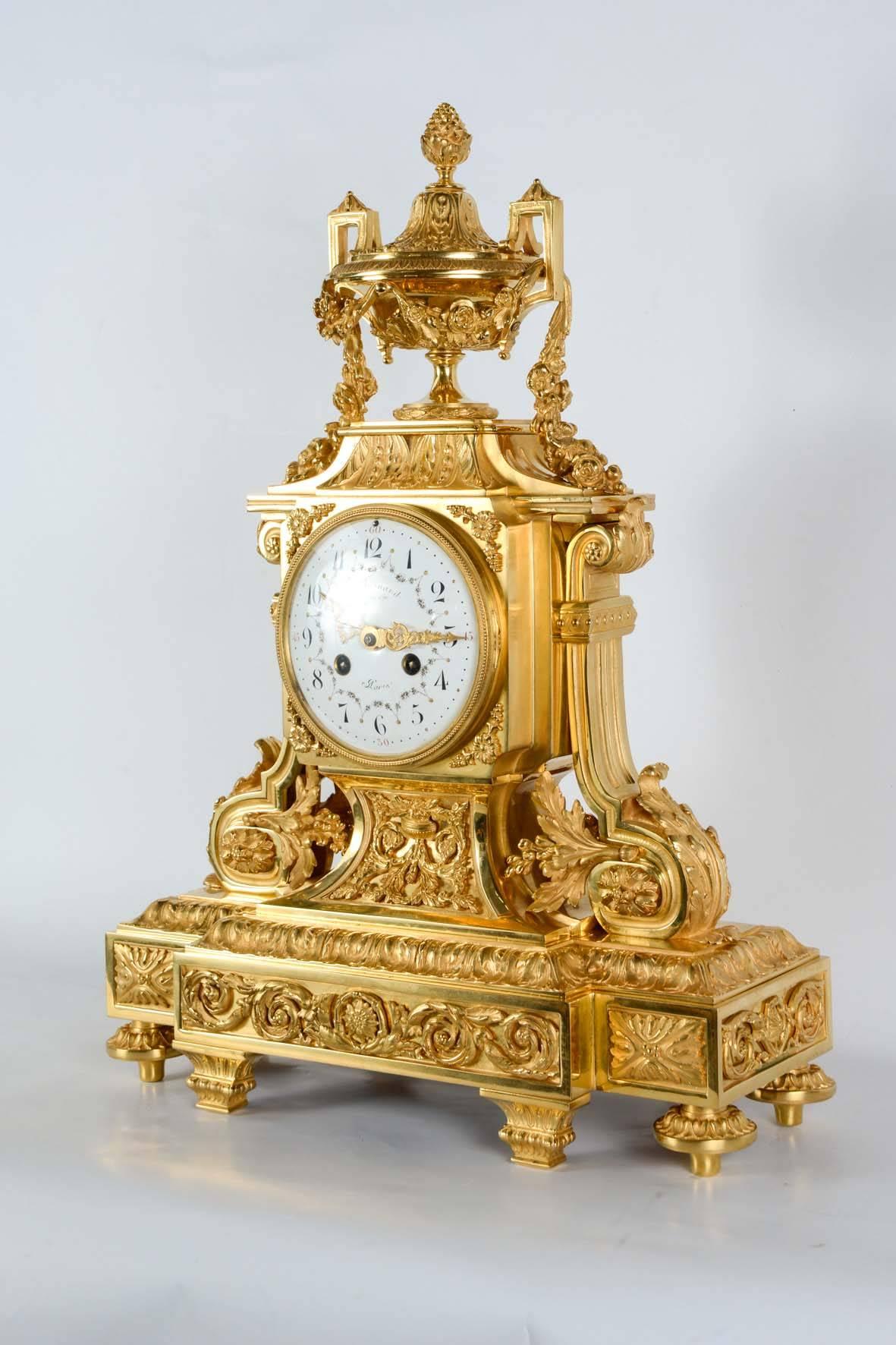 Mantel Clock Ornament In Excellent Condition For Sale In Paris, FR