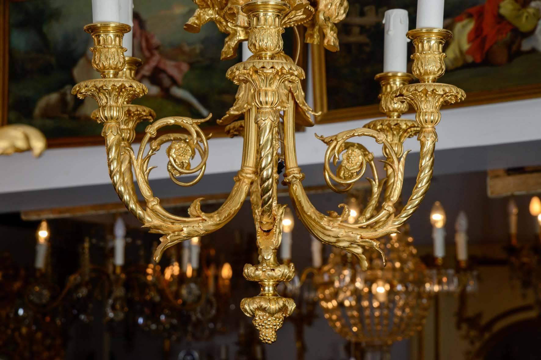Gilt Bronze Chandelier in the Louis XVI Style In Excellent Condition For Sale In Paris, FR