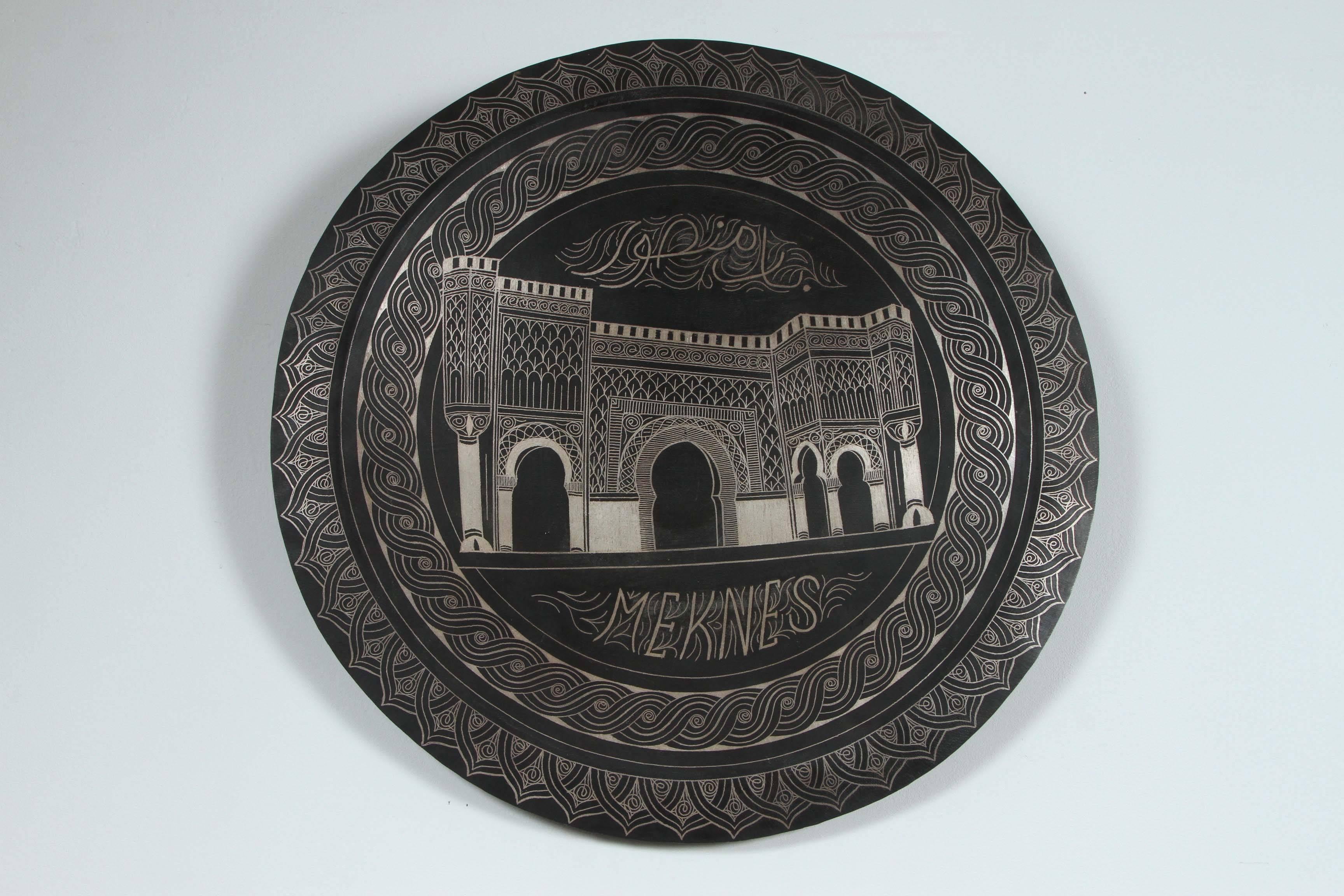 Moroccan Hanging Black Metal Tray from Meknes In Good Condition For Sale In North Hollywood, CA
