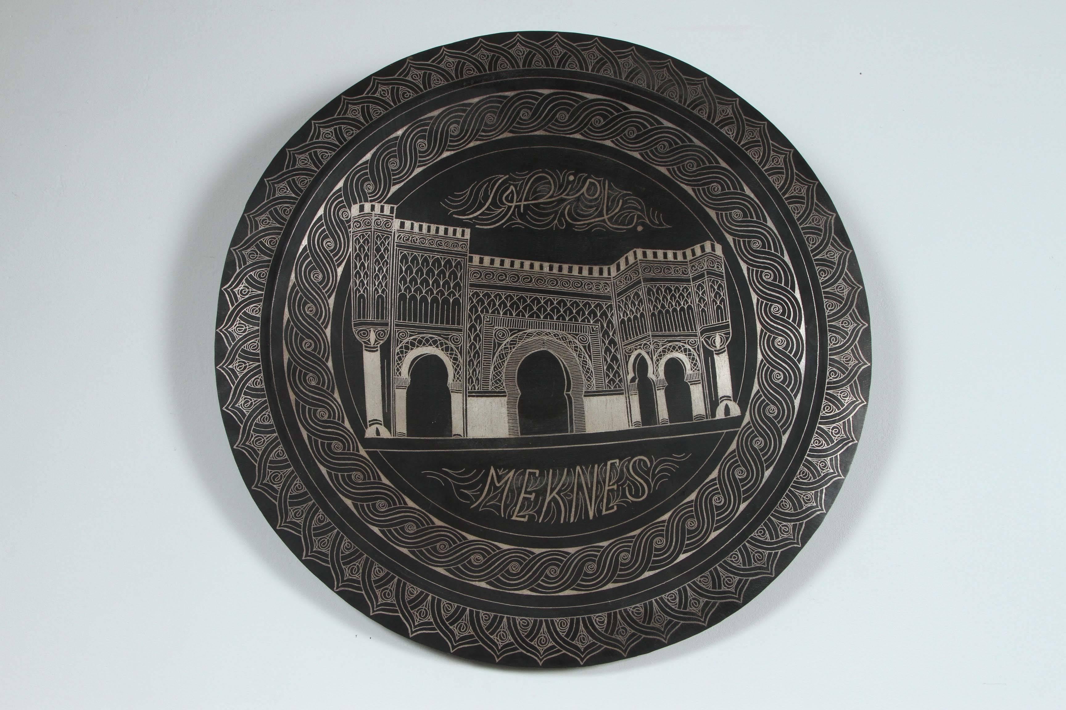 Bandeja marroquí colgante de metal negro de Meknes Martillado en venta