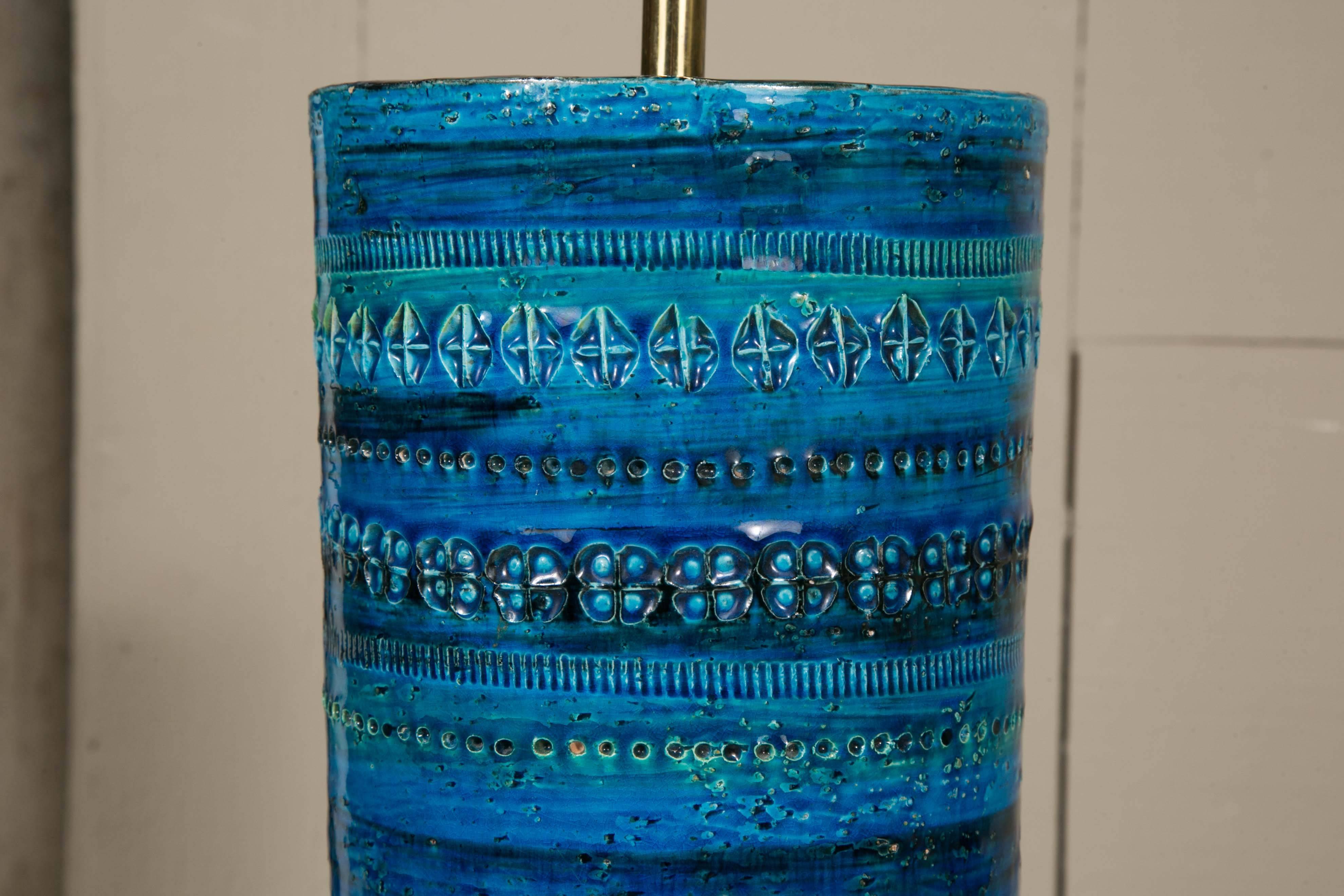 A large, handmade Mid-Century Modern ceramic cylindrical shaped table lamp.
Designed by Aldo Londi's for the collection Rimini Blu in 1959 and produced by Bitossi Ceramiche.
The deep blue glaze varies in blue/turquoise shades and undertones like