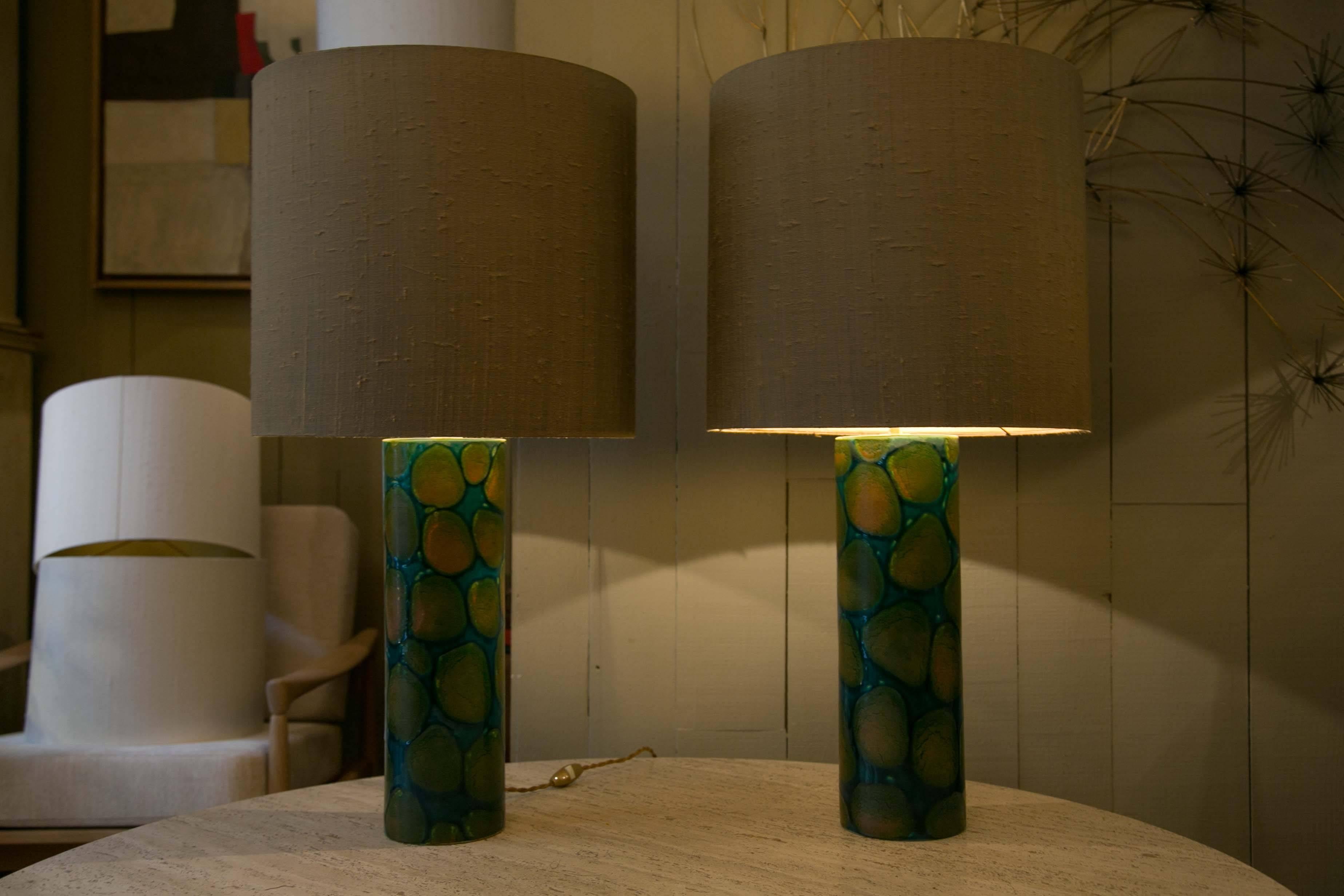 Beautiful cylindrical lamp base in glazed ceramic in the tones of green/blue and brown colors.
New raw-silk shades and in bronze color.
             