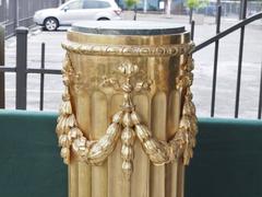 Paire d'exceptionnelles colonnes italiennes Louis XVI dorées avec socles en faux marbre