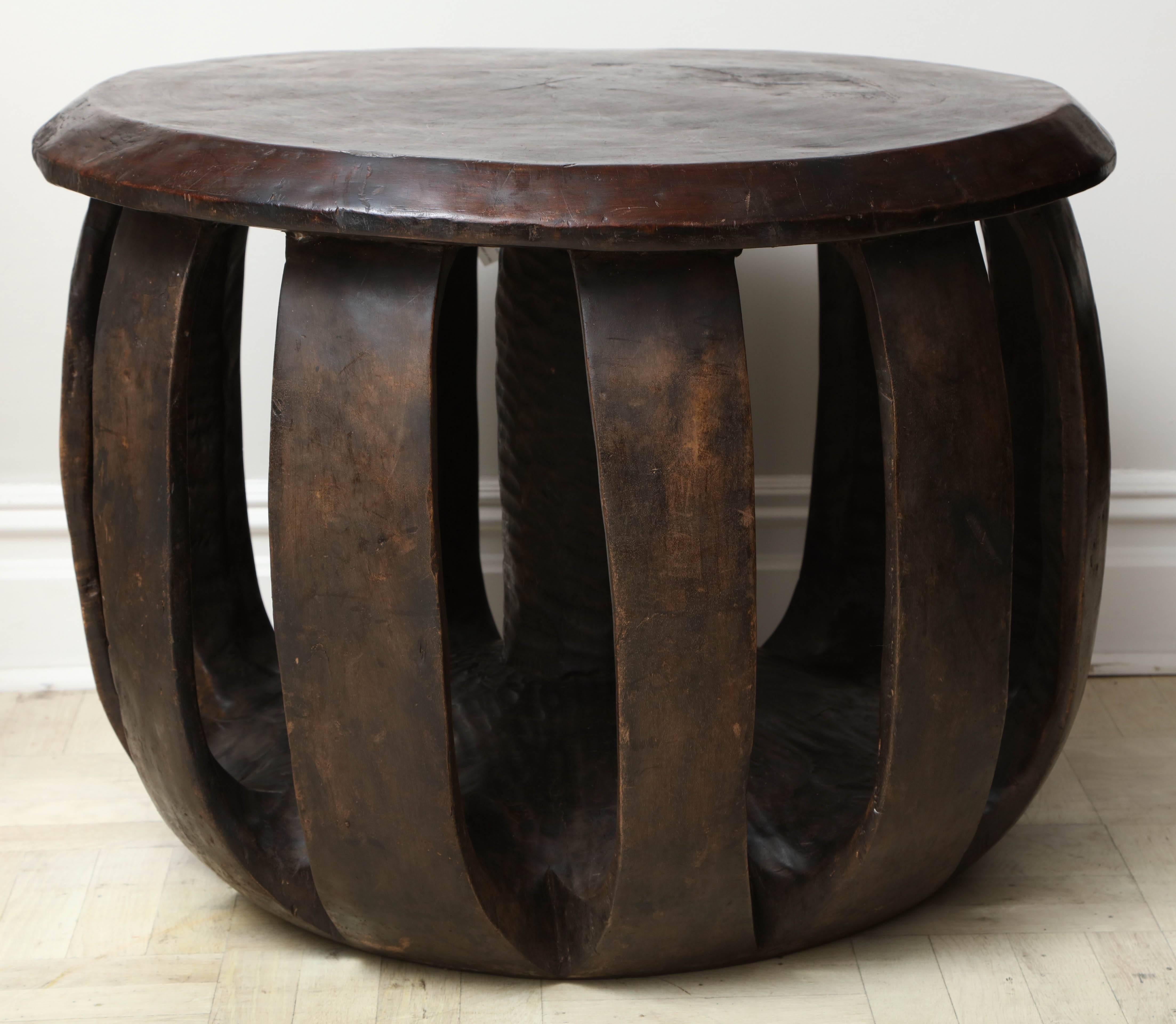 Table circulaire, sculptée dans du bois de fer massif.