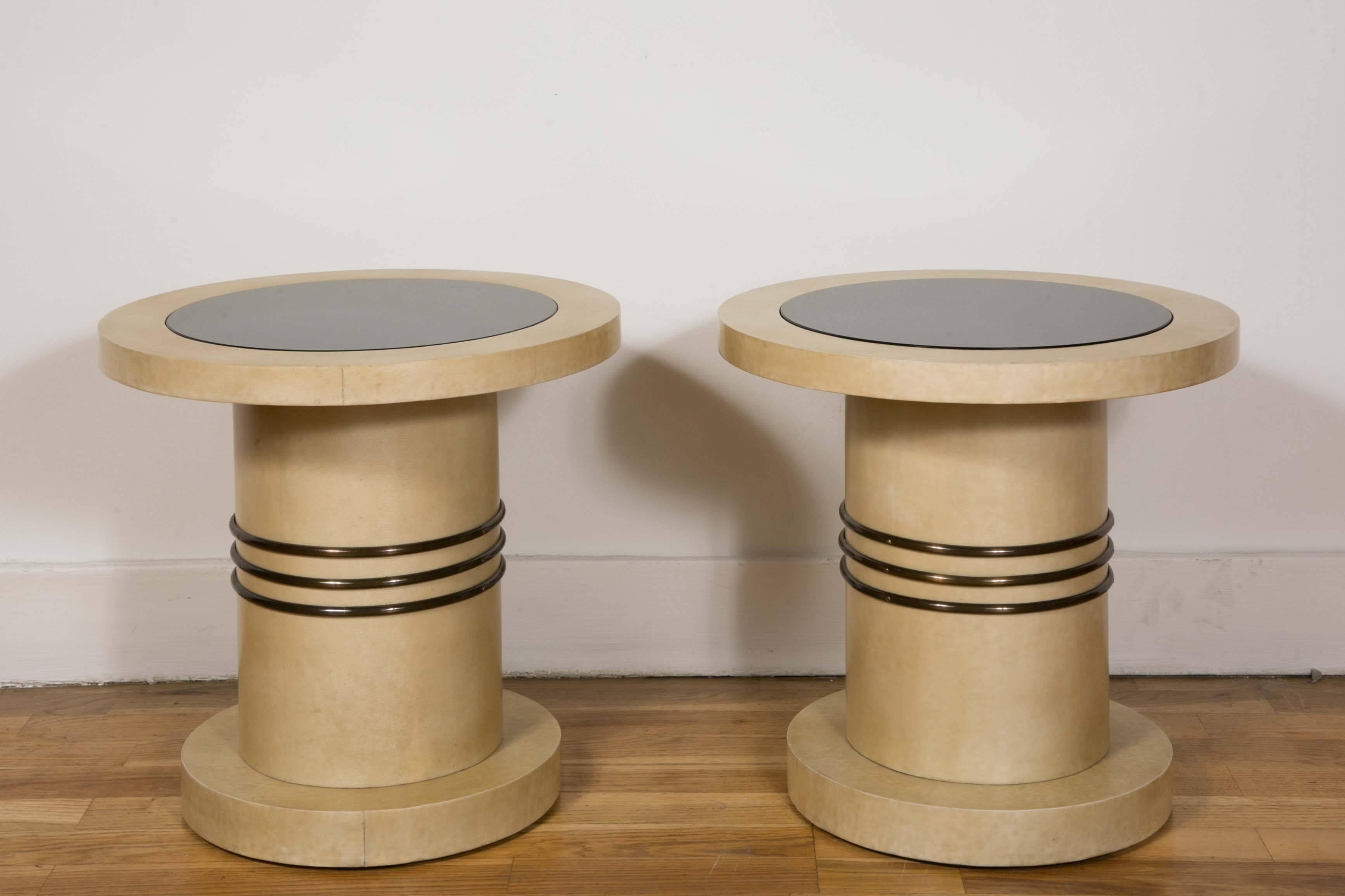 Pair of side tables covered with parchment by Jacques Adnet (1900-1984). Tray (Plateau) in opaline black on top. Three brass rings,
circa 1930.
Very good condition.